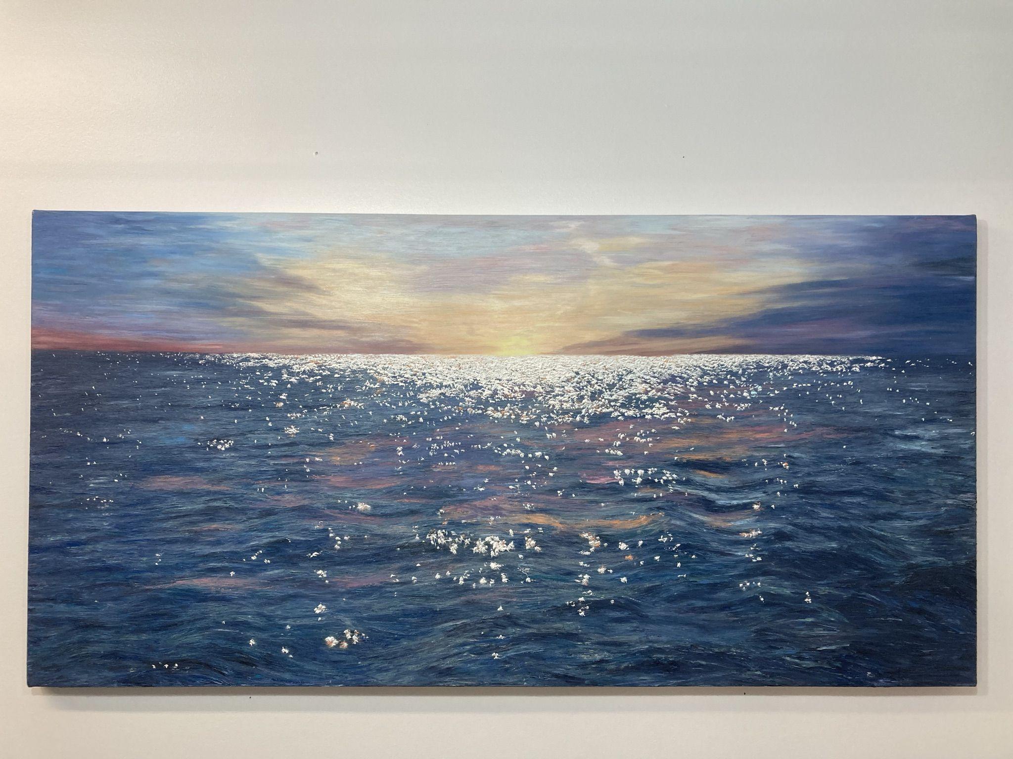 Lorsque l'on regarde l'océan, il peut y avoir quelques minutes dans la journée où les conditions sont parfaites pour que les reflets créent un scintillement dansant de lumières lorsque les reflets sont capturés par les vagues. Ce tableau capture ces