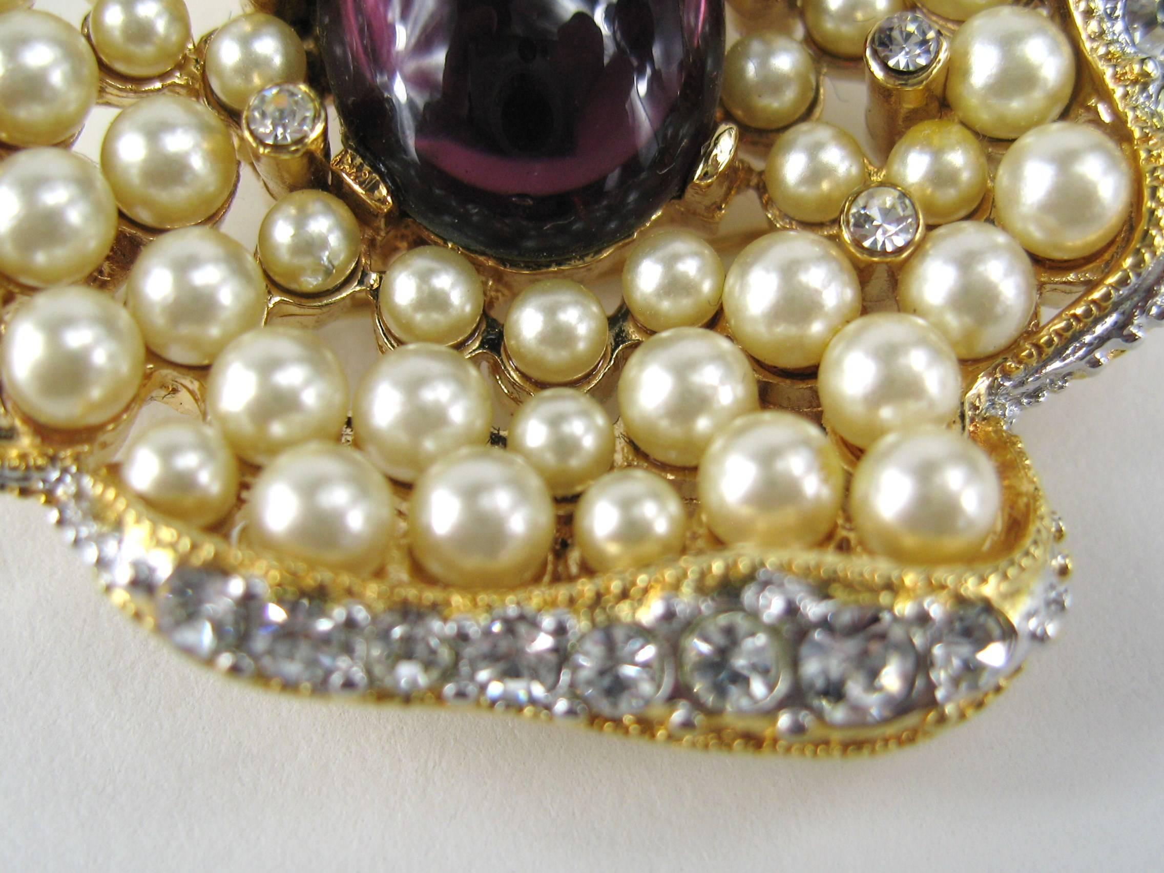 Atemberaubende KJL Enhancer - Brosche mit Perlen, Strasssteinen und einem wunderschönen lila Cabochon Center. Diese un-Clips von Ihrer Halskette als auch als eine Nadel. misst 1,89 in x 1,68 in. Dies ist aus einer umfangreichen Sammlung von Hopi,