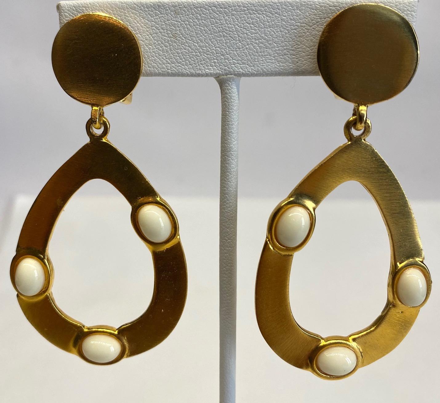 Kenneth Jay Lane 1980s Satin Gold Hoop Pendant earrings In Good Condition For Sale In New York, NY
