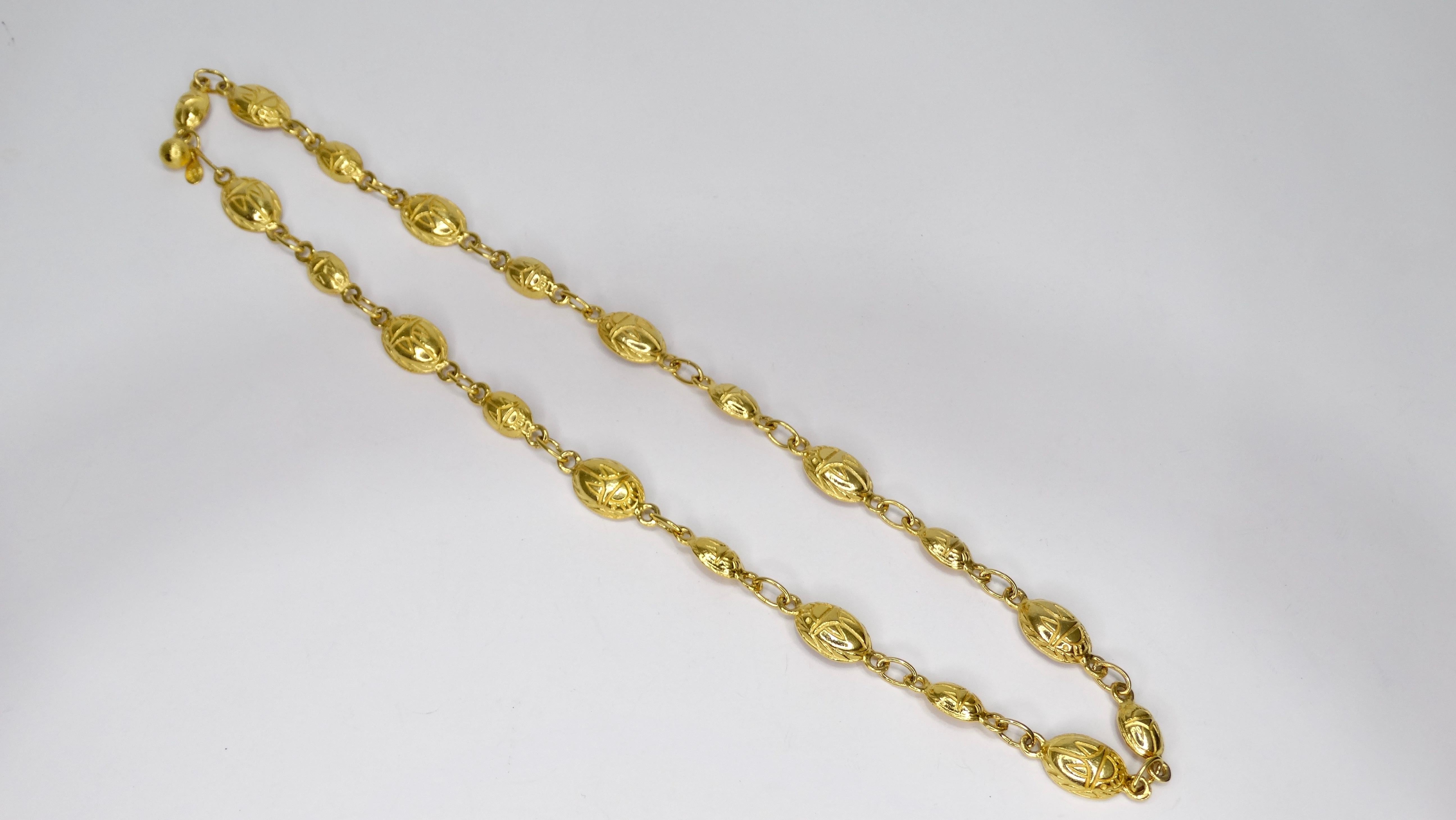 Erstaunlich Vintage Kenneth J Lane Halskette! CIRCA 1980er Jahre, diese goldfarbene Halskette zeigt Skarabäus-Käfer, die auf jedes gewölbte ovale Glied geprägt sind. Hakenverschluss und signiert KJL. Diese ägyptische Halskette ist ein echtes