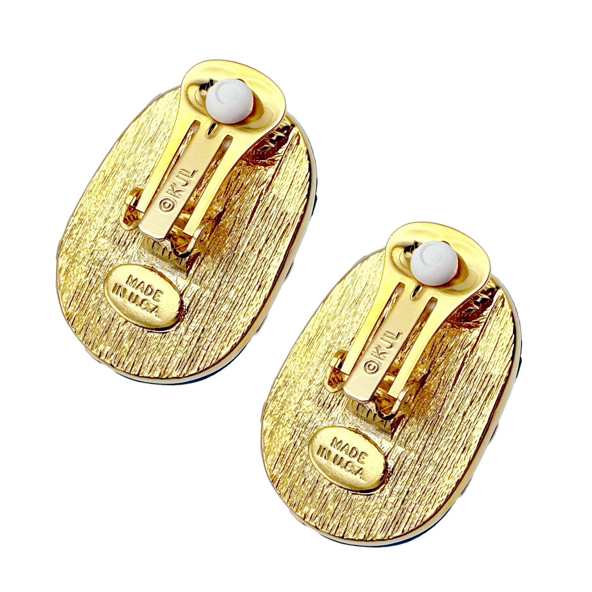Kenneth Jay Lane Boucles d'oreilles à pince en résine noire plaquée or 22k avec motif de bandeau en croix en vente 5