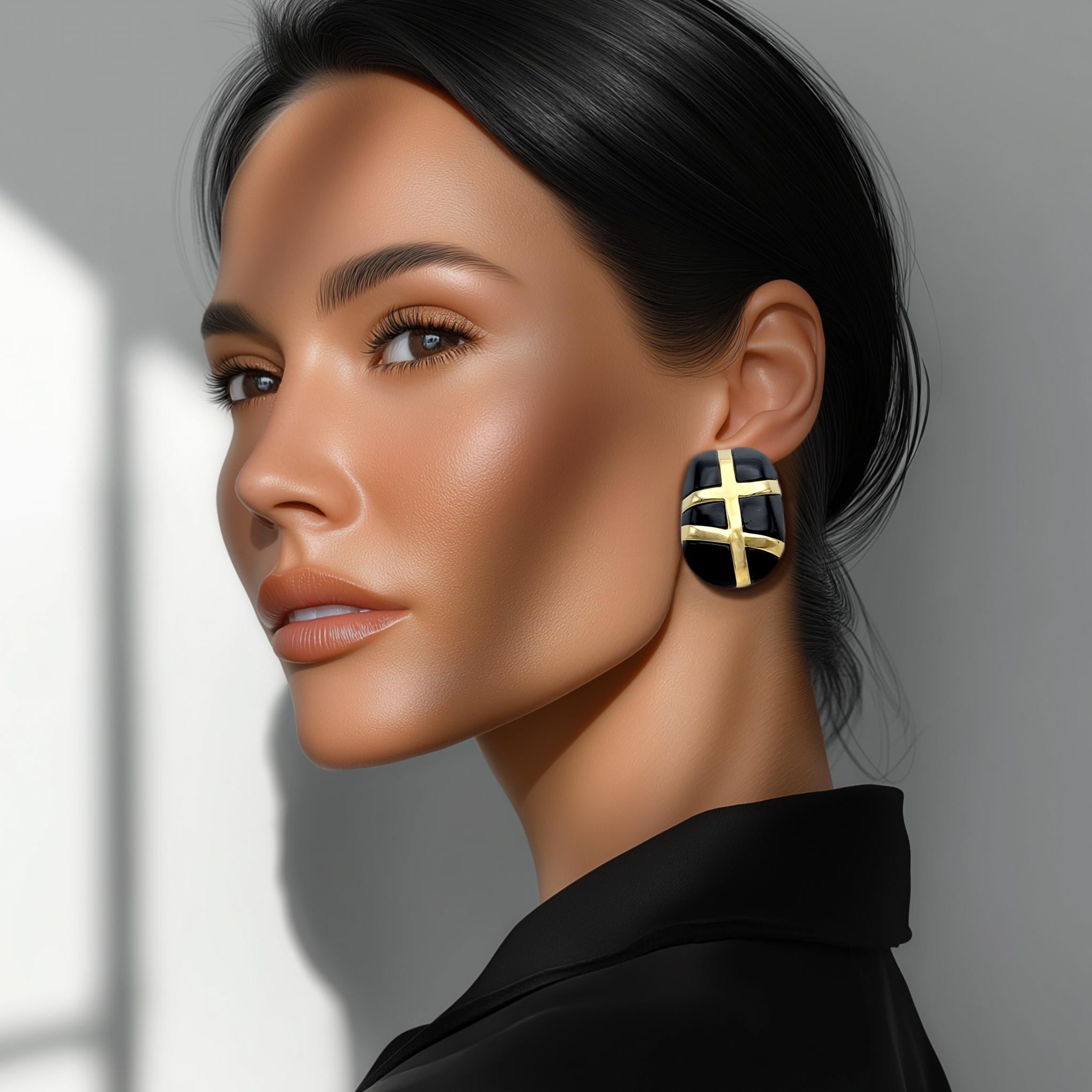 L'élégance moderniste rencontre le glamour vintage dans ces boucles d'oreilles clips sculpturales de Kenneth Jay Lane. Présentant une palette très contrastée de résine noire brillante et de bandes plaquées or 22k radieuses, le design évoque un motif