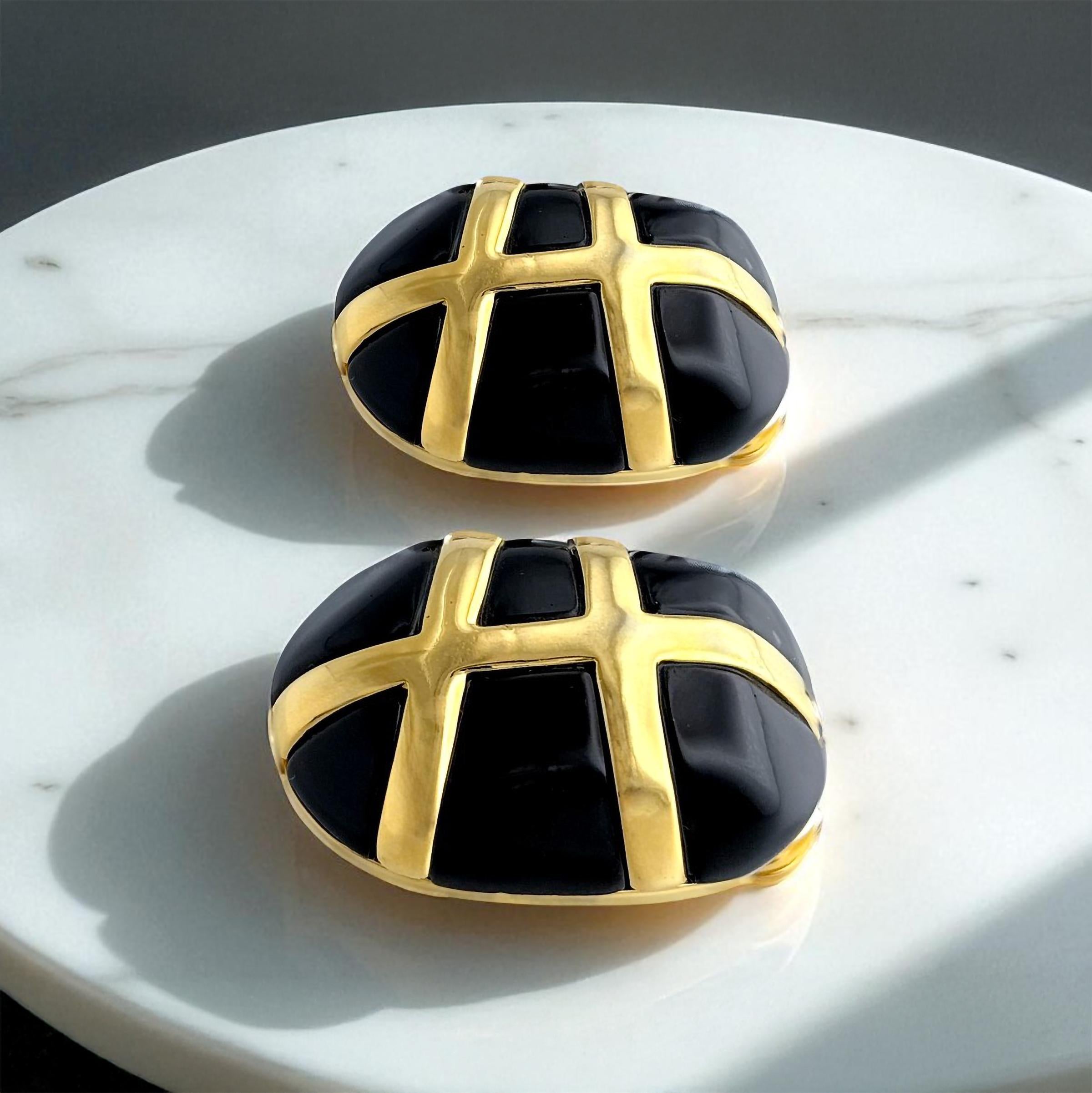 Kenneth Jay Lane Boucles d'oreilles à pince en résine noire plaquée or 22k avec motif de bandeau en croix Neuf - En vente à Santa Monica, CA