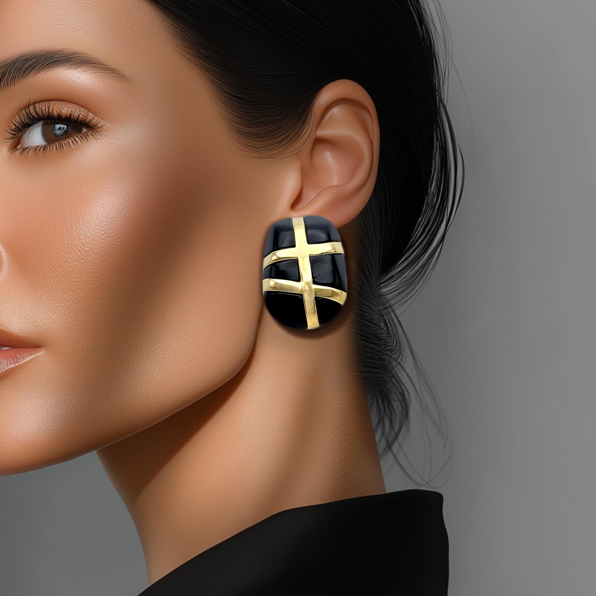 Kenneth Jay Lane Boucles d'oreilles à pince en résine noire plaquée or 22k avec motif de bandeau en croix Pour femmes en vente