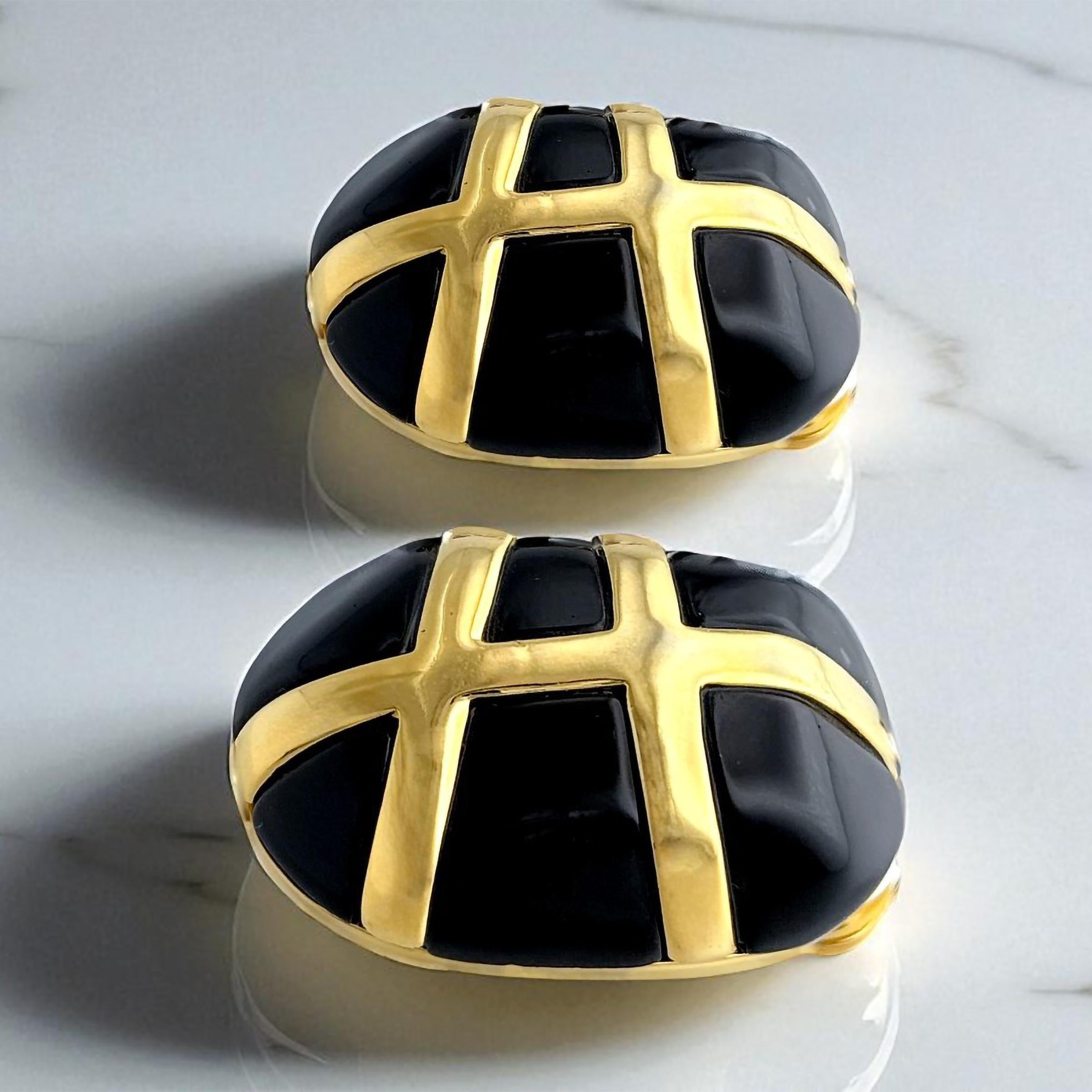 Kenneth Jay Lane Boucles d'oreilles à pince en résine noire plaquée or 22k avec motif de bandeau en croix en vente 2