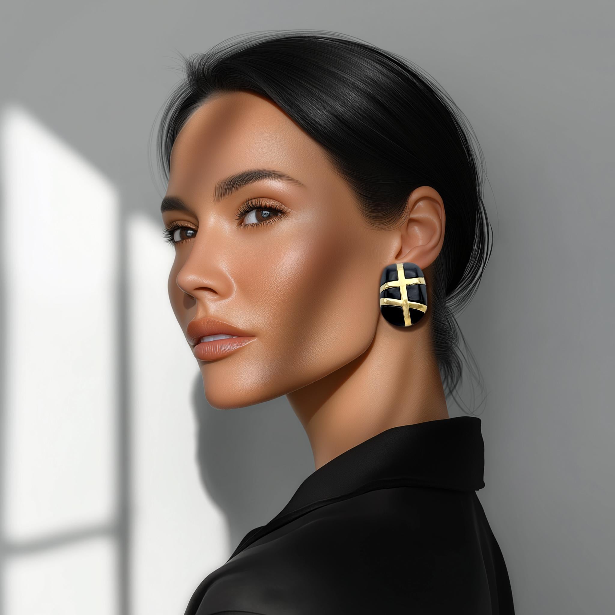 Kenneth Jay Lane Boucles d'oreilles à pince en résine noire plaquée or 22k avec motif de bandeau en croix en vente 3