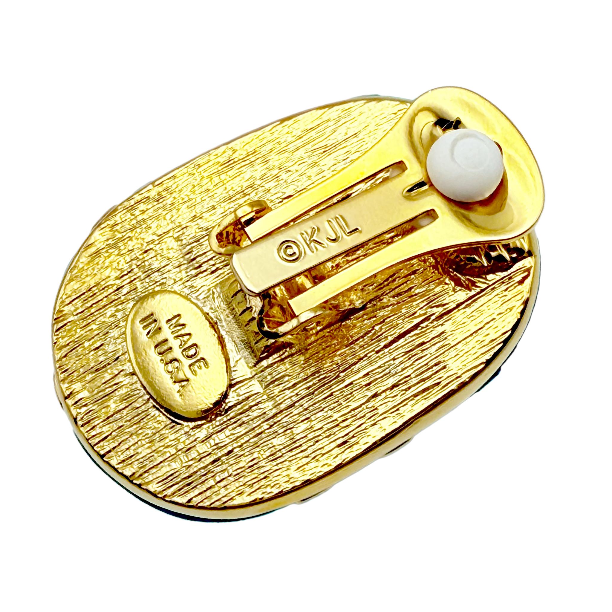 Kenneth Jay Lane Boucles d'oreilles à pince en résine noire plaquée or 22k avec motif de bandeau en croix en vente 4