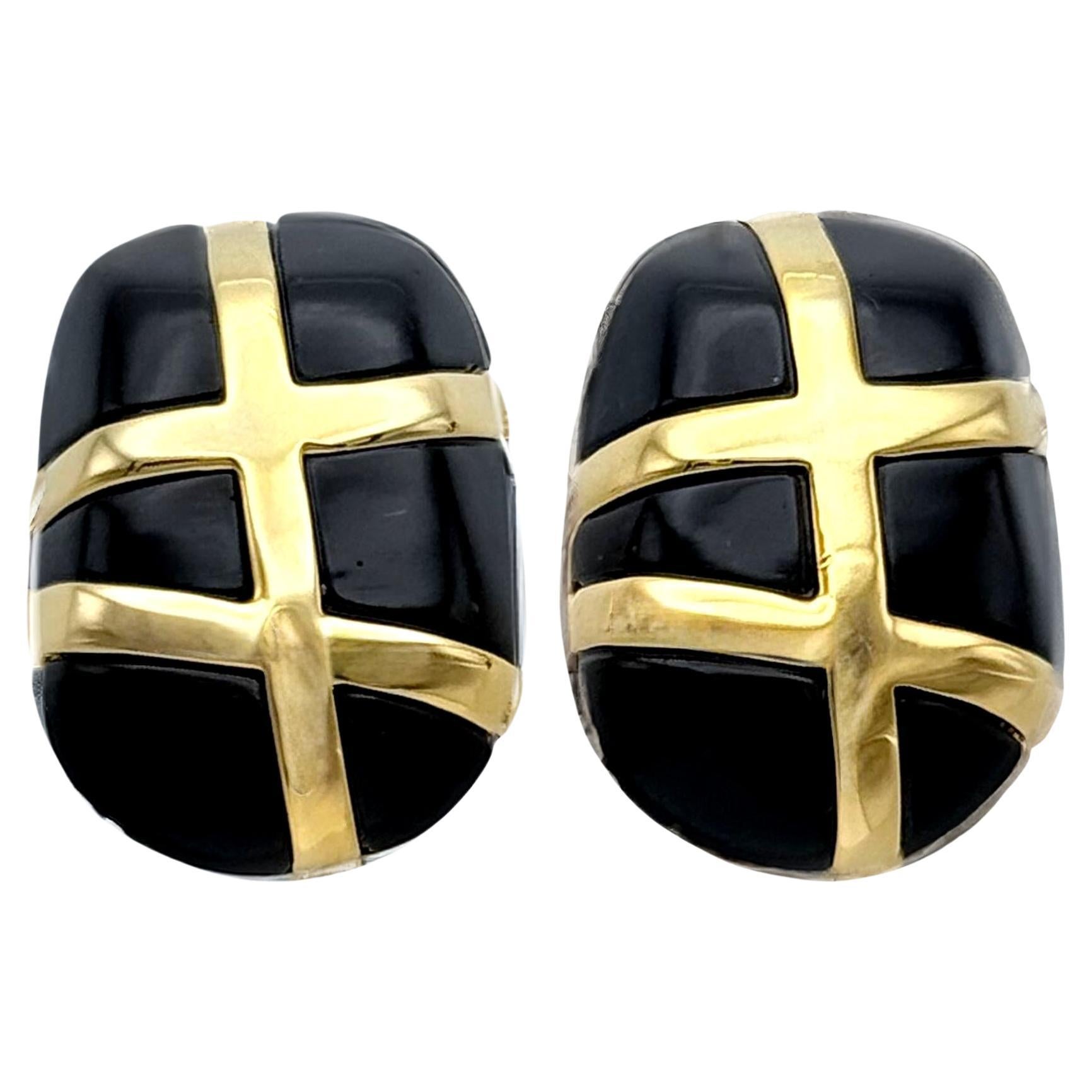 Kenneth Jay Lane Boucles d'oreilles à pince en résine noire plaquée or 22k avec motif de bandeau en croix en vente