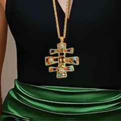 Kenneth Jay Lane Collier à pendentif croix byzantine multicolore plaqué or 22K