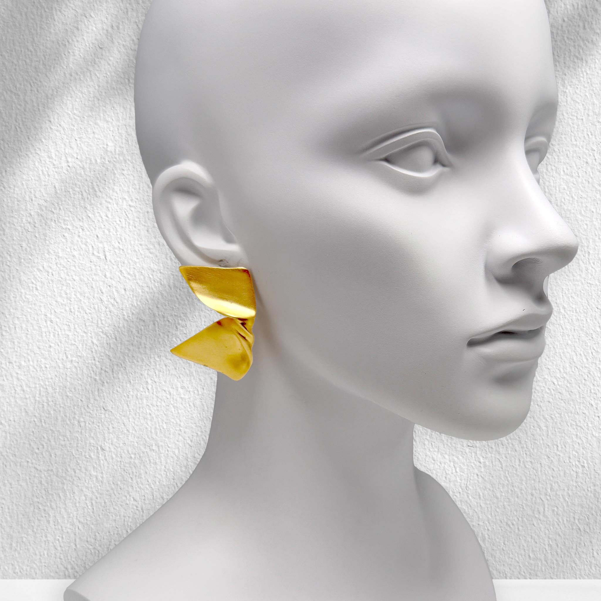 Kenneth Jay Lane 22K vergoldet Skulpturale Schleife Twist Clip-On Ohrringe Damen im Angebot