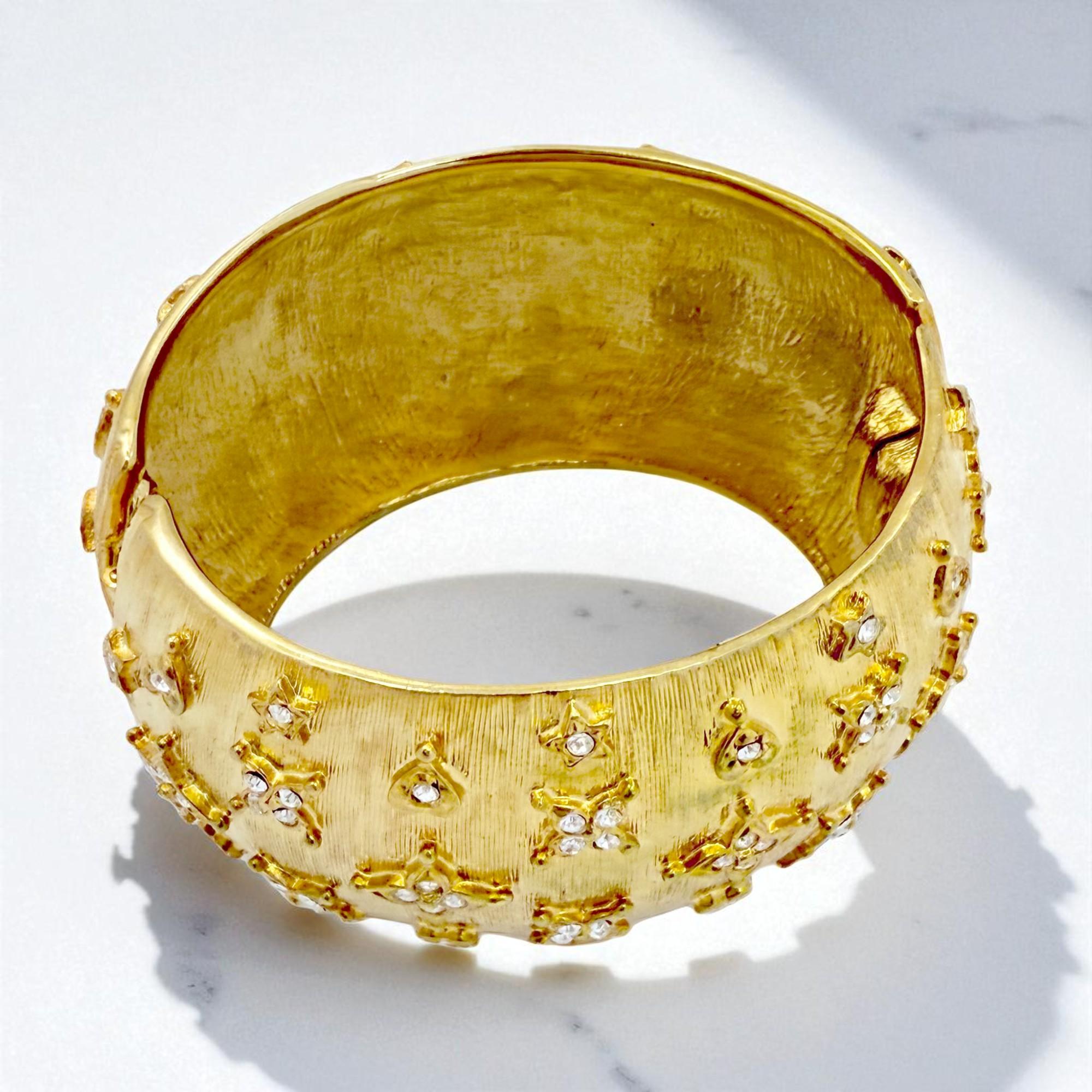 Kenneth Jay Lane 22k vergoldetes strukturiertes Manschettenarmband mit Stern-Kristall-Detail im Angebot 4