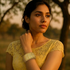 Kenneth Jay Lane Bracciale testurizzato placcato oro 22k con dettaglio di cristallo a stella