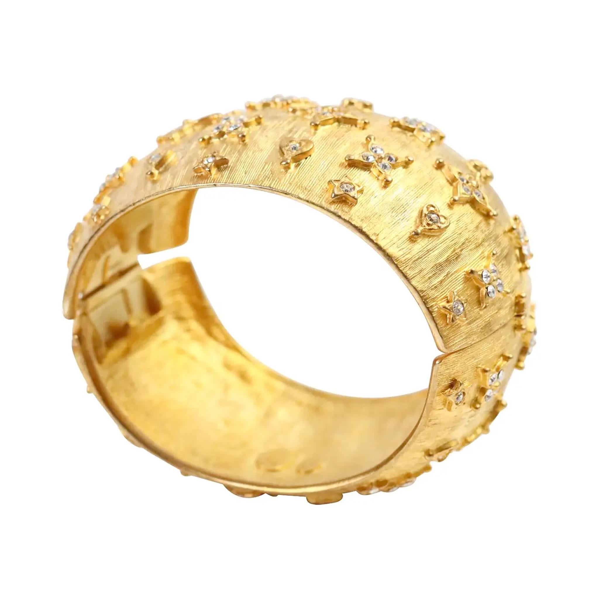 Kenneth Jay Lane 22k vergoldetes strukturiertes Manschettenarmband mit Stern-Kristall-Detail (Zeitgenössisch) im Angebot