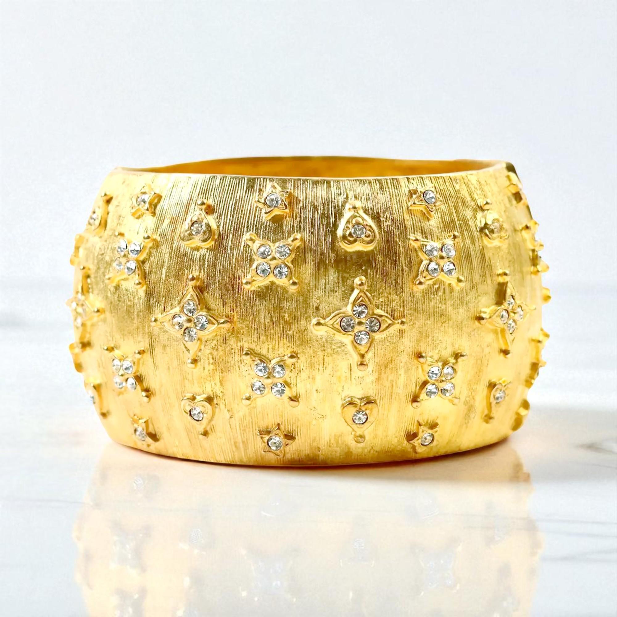 Kenneth Jay Lane 22k vergoldetes strukturiertes Manschettenarmband mit Stern-Kristall-Detail (Rundschliff) im Angebot
