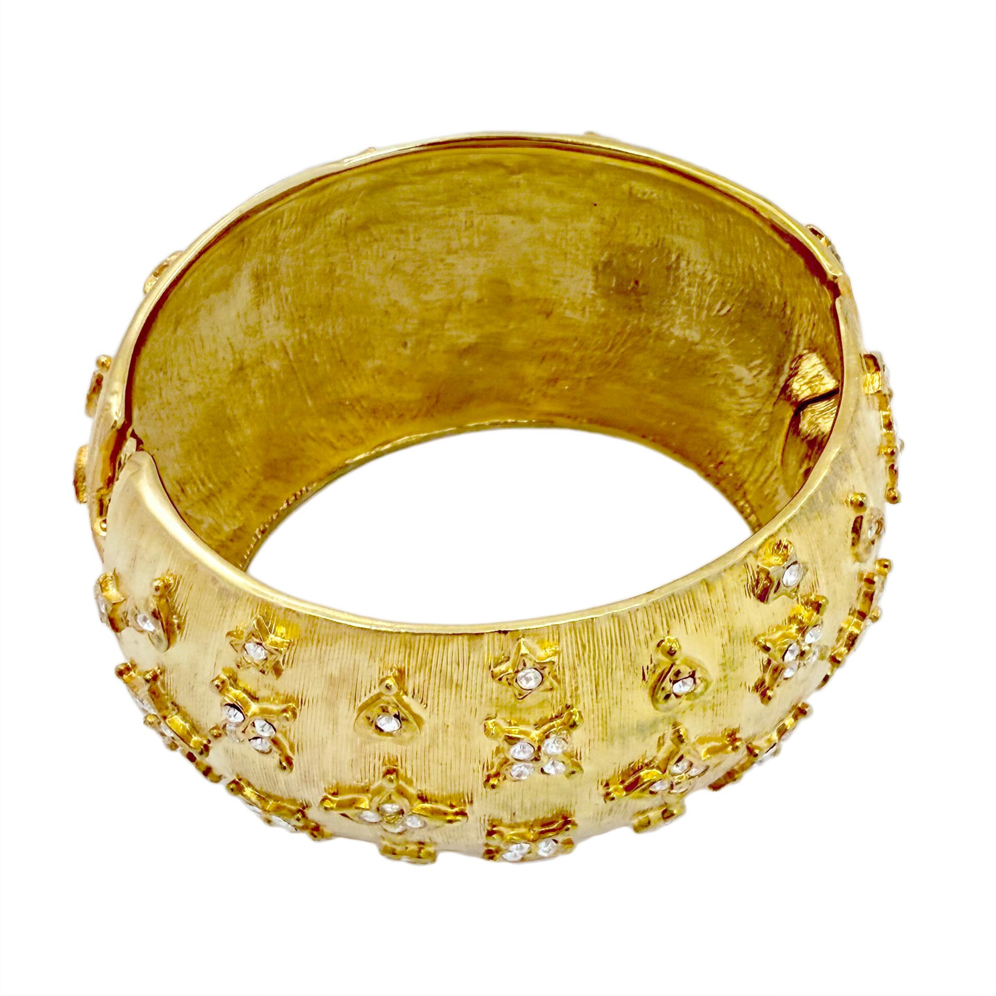 Kenneth Jay Lane 22k vergoldetes strukturiertes Manschettenarmband mit Stern-Kristall-Detail Damen im Angebot