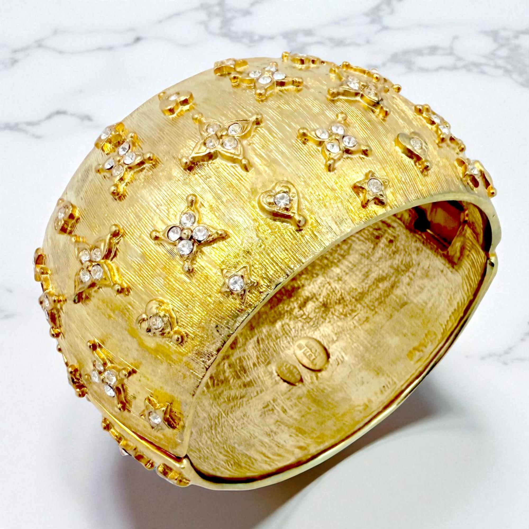 Kenneth Jay Lane 22k vergoldetes strukturiertes Manschettenarmband mit Stern-Kristall-Detail im Angebot 1
