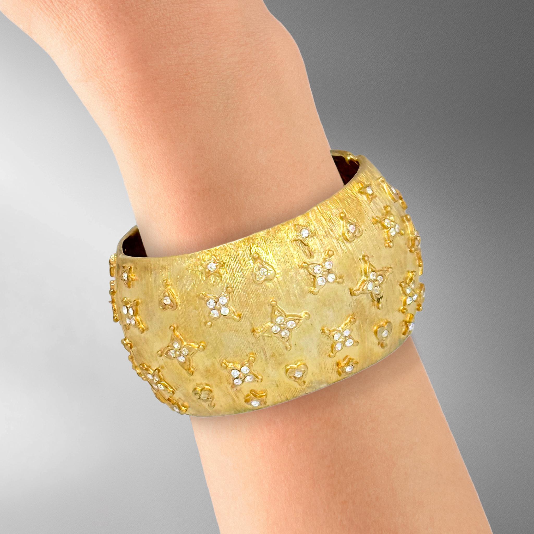 Kenneth Jay Lane 22k vergoldetes strukturiertes Manschettenarmband mit Stern-Kristall-Detail im Angebot 2