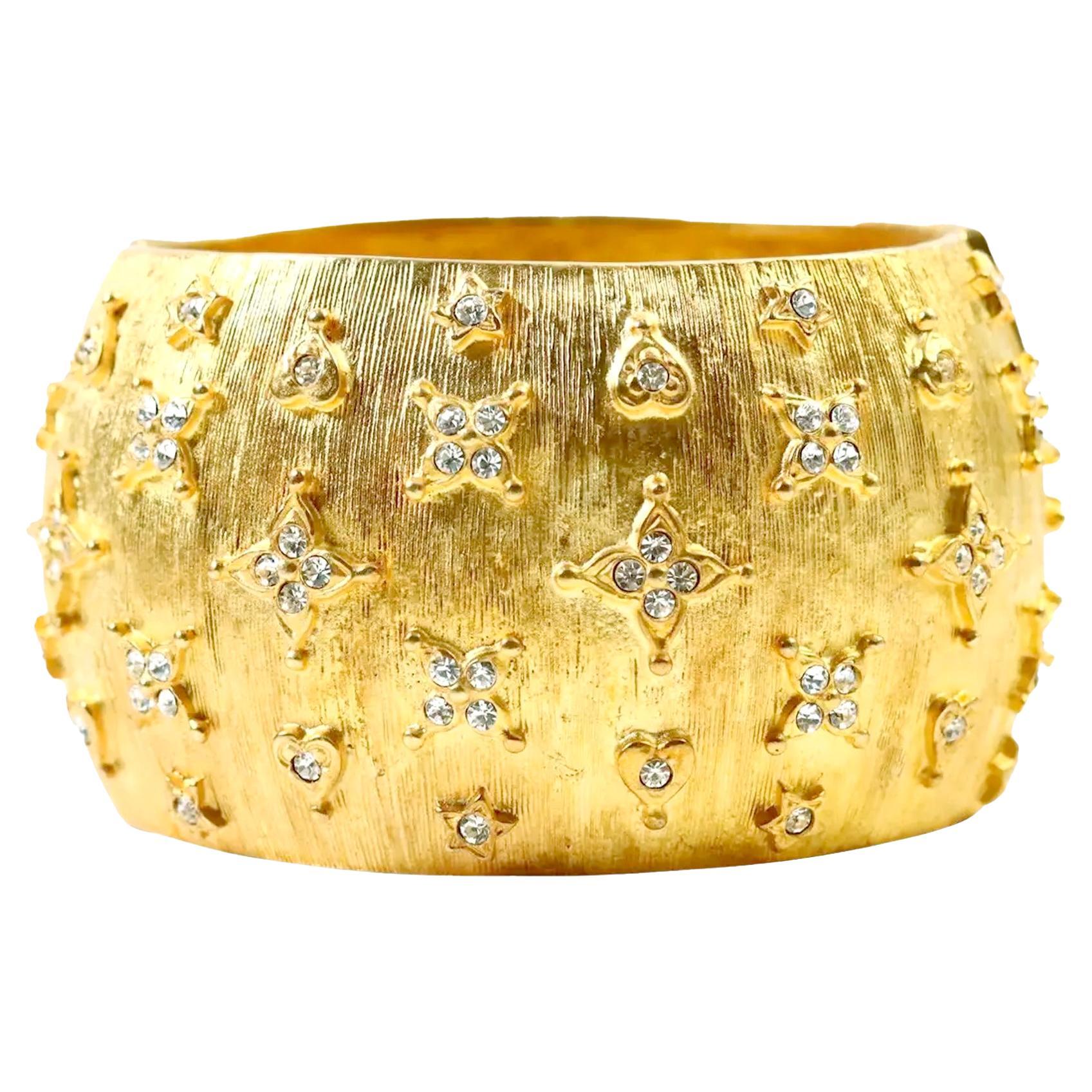 Kenneth Jay Lane 22k vergoldetes strukturiertes Manschettenarmband mit Stern-Kristall-Detail im Angebot