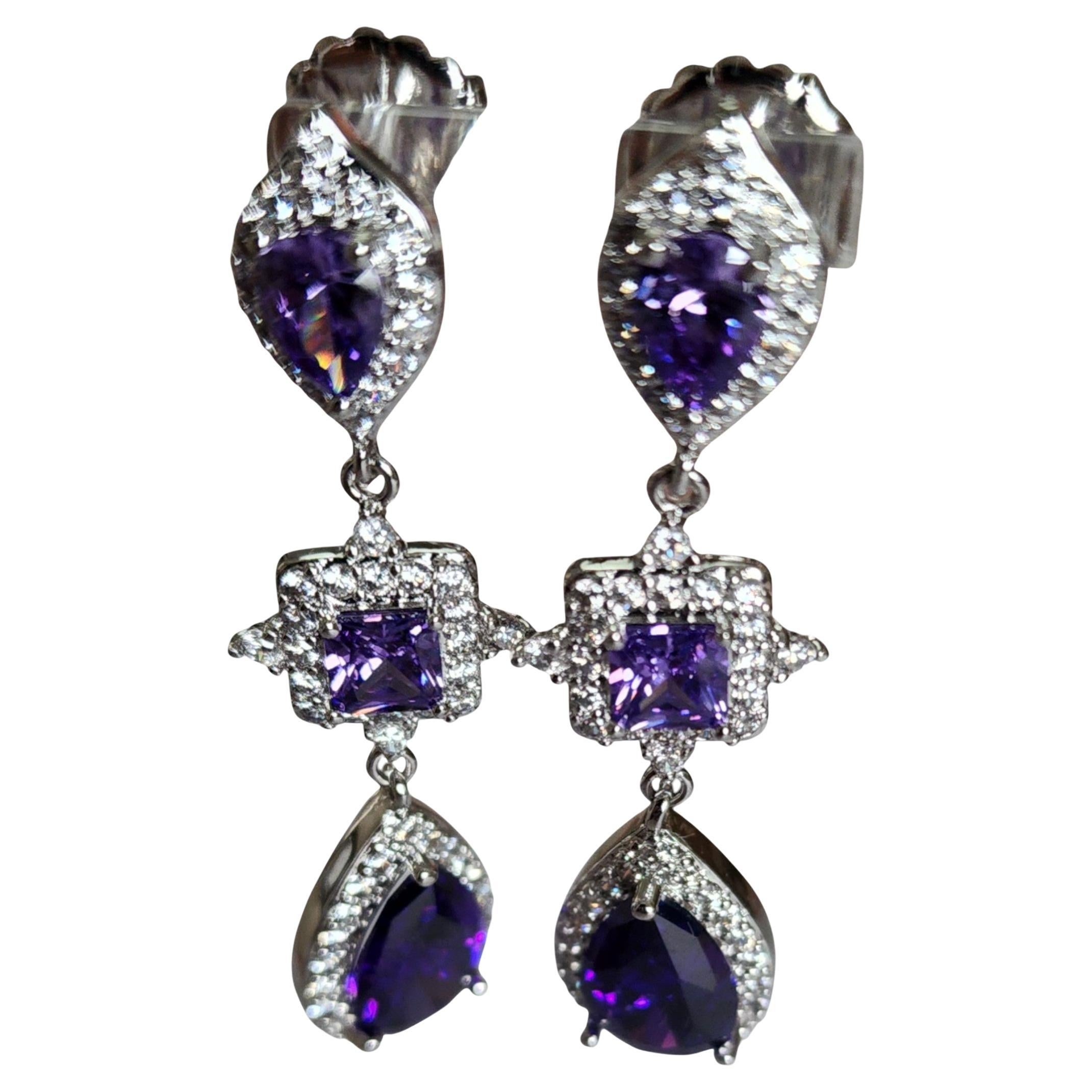 Kenneth Jay Lane - Pendants d
oreilles multi-pointes en améthyste et zircon cubique en rhodium en vente