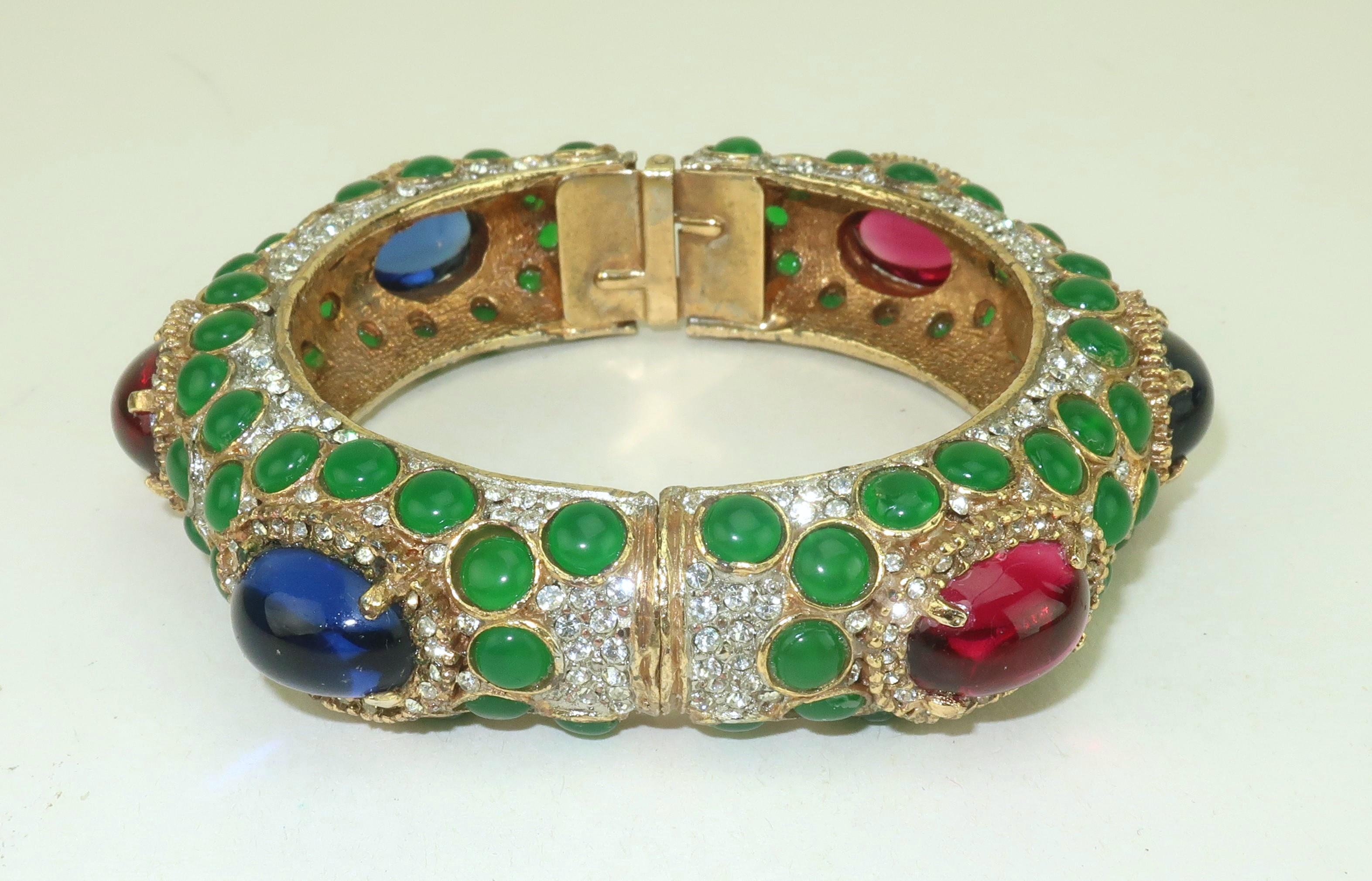 Anglo-indiano Bracciale con cabochon ingioiellato di Kenneth Jay Lane, 1960's in vendita