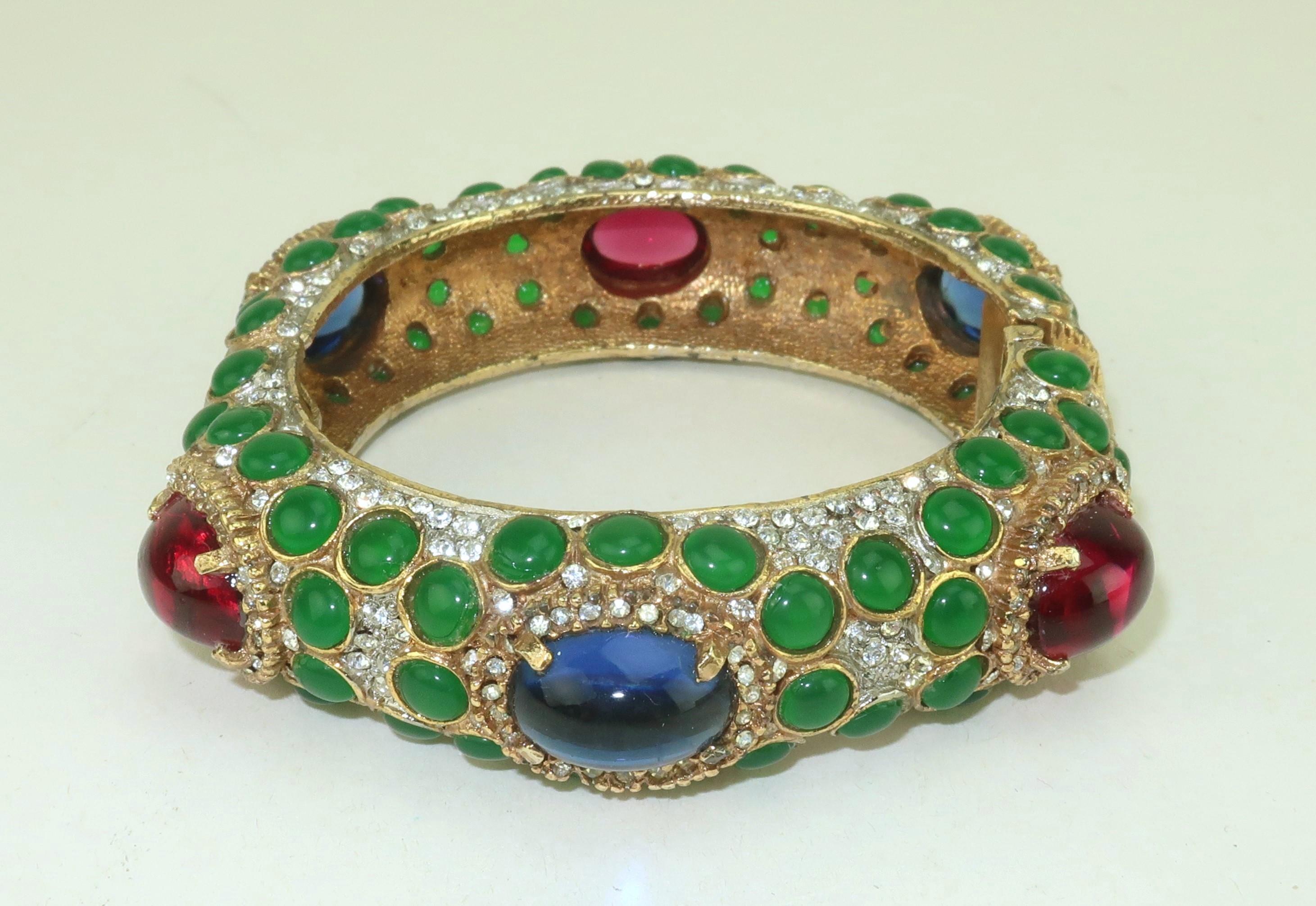Bracciale con cabochon ingioiellato di Kenneth Jay Lane, 1960's In condizioni buone in vendita a Atlanta, GA