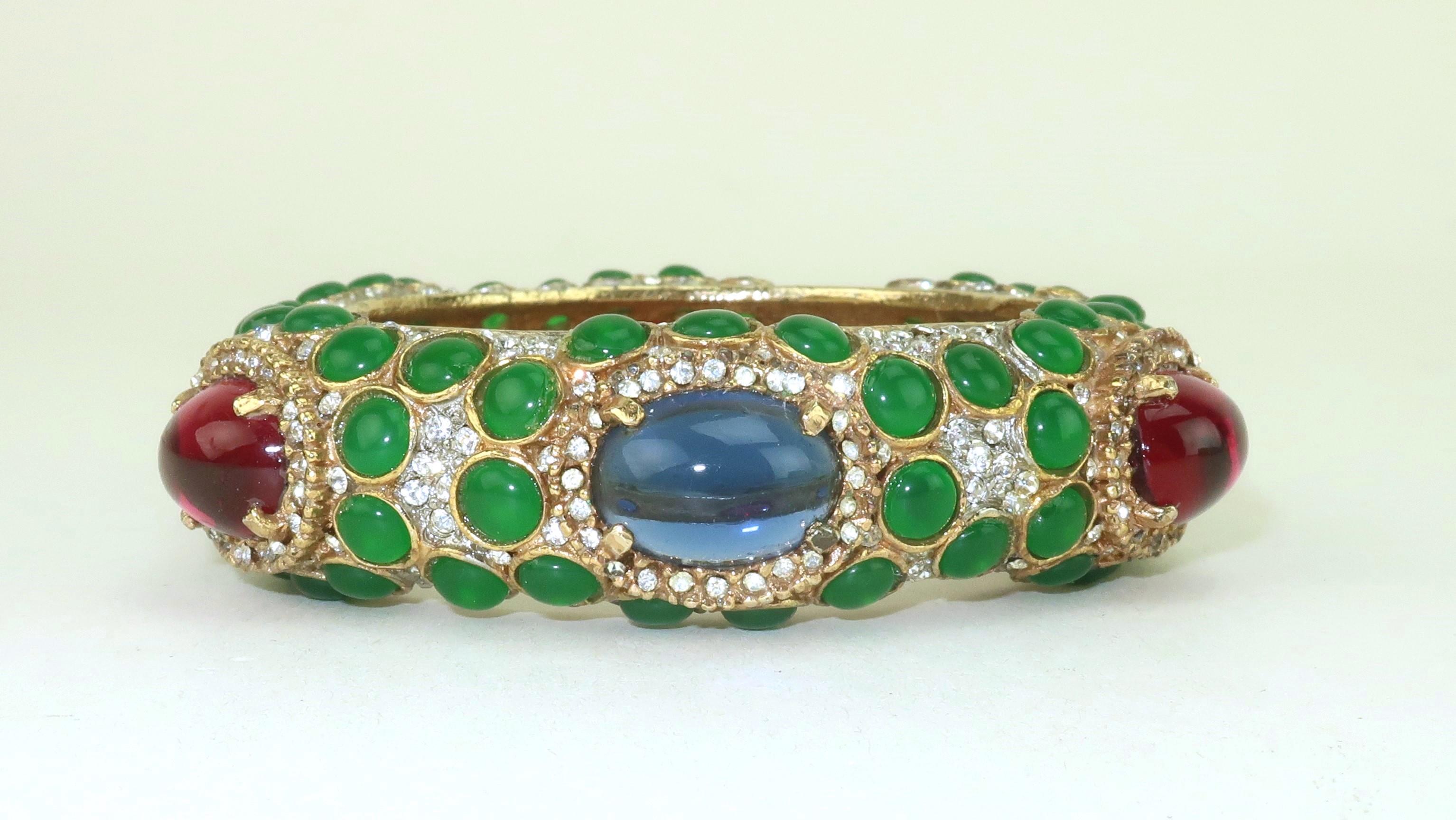 Donna Bracciale con cabochon ingioiellato di Kenneth Jay Lane, 1960's in vendita