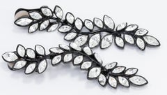 Kenneth Jay Lane - Boucles d'oreilles clips à fleurs en cristal plaqué noir, KJL