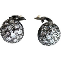 Pendientes de clip con cúpula de pavé de cristal rodiado negro Kenneth Jay Lane
