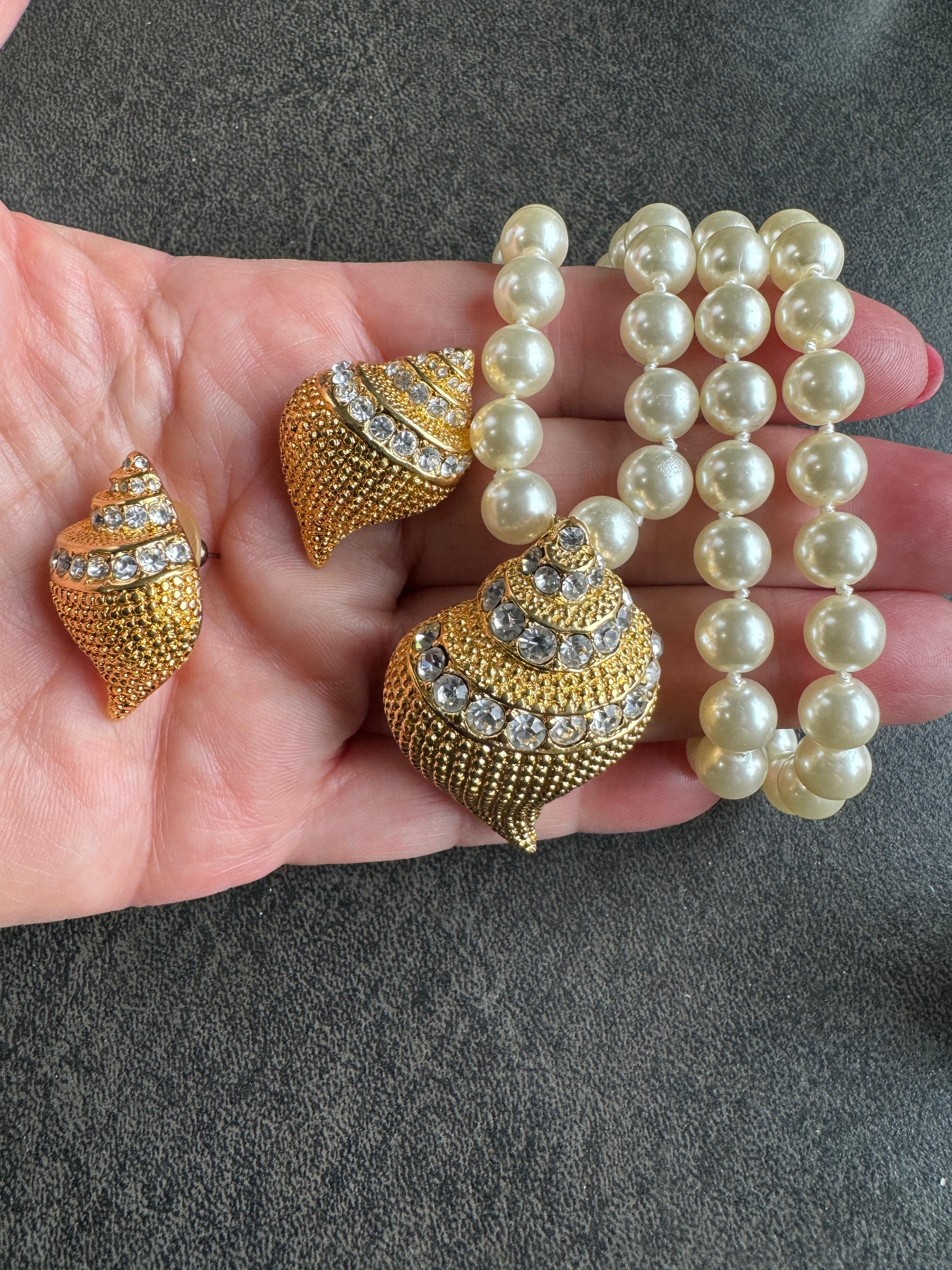 Kenneth Jay Lane Set de Broche y Pendientes Concha de Cristal KJL en venta 5