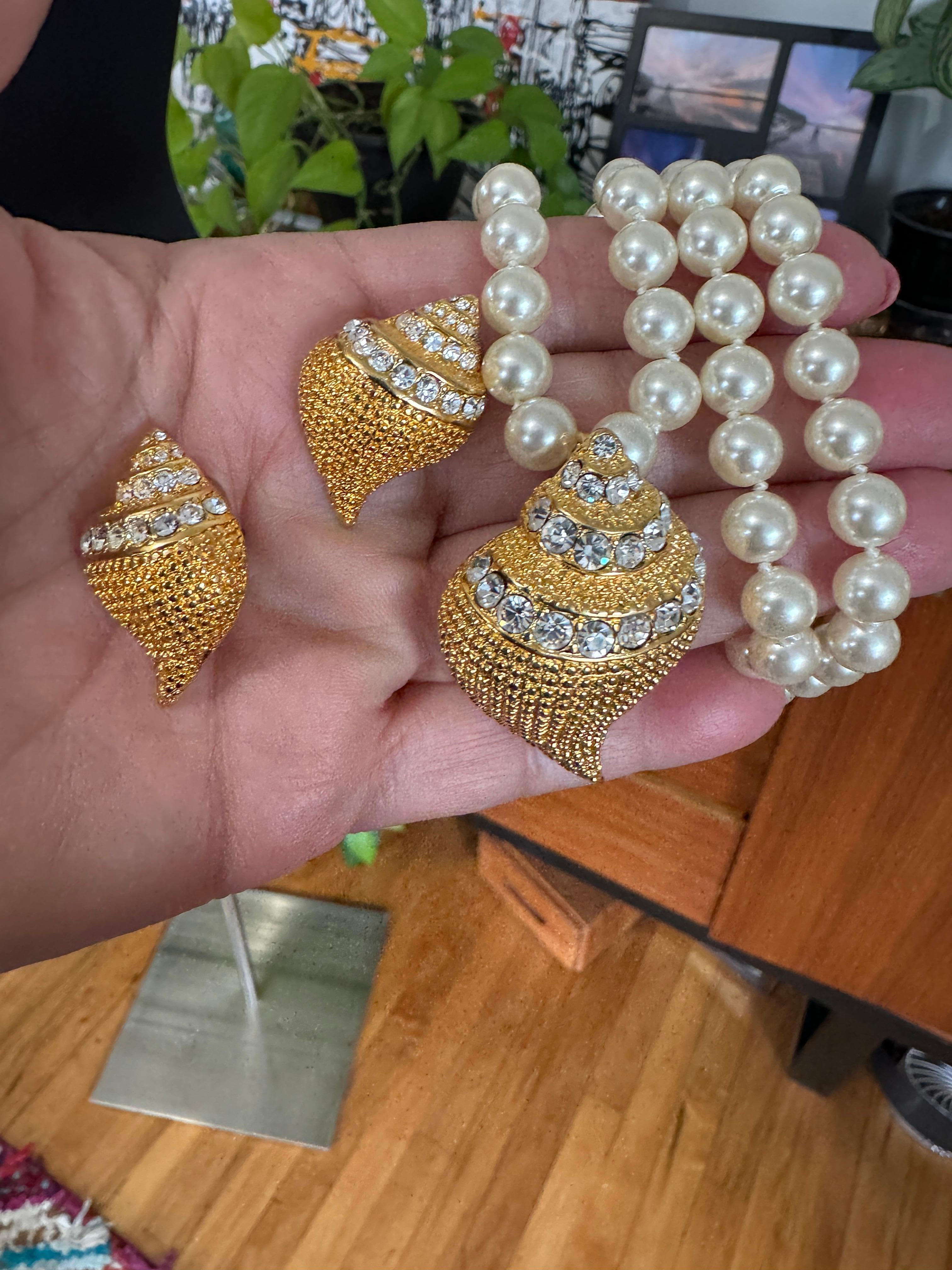 Kenneth Jay Lane Set de Broche y Pendientes Concha de Cristal KJL en venta 6