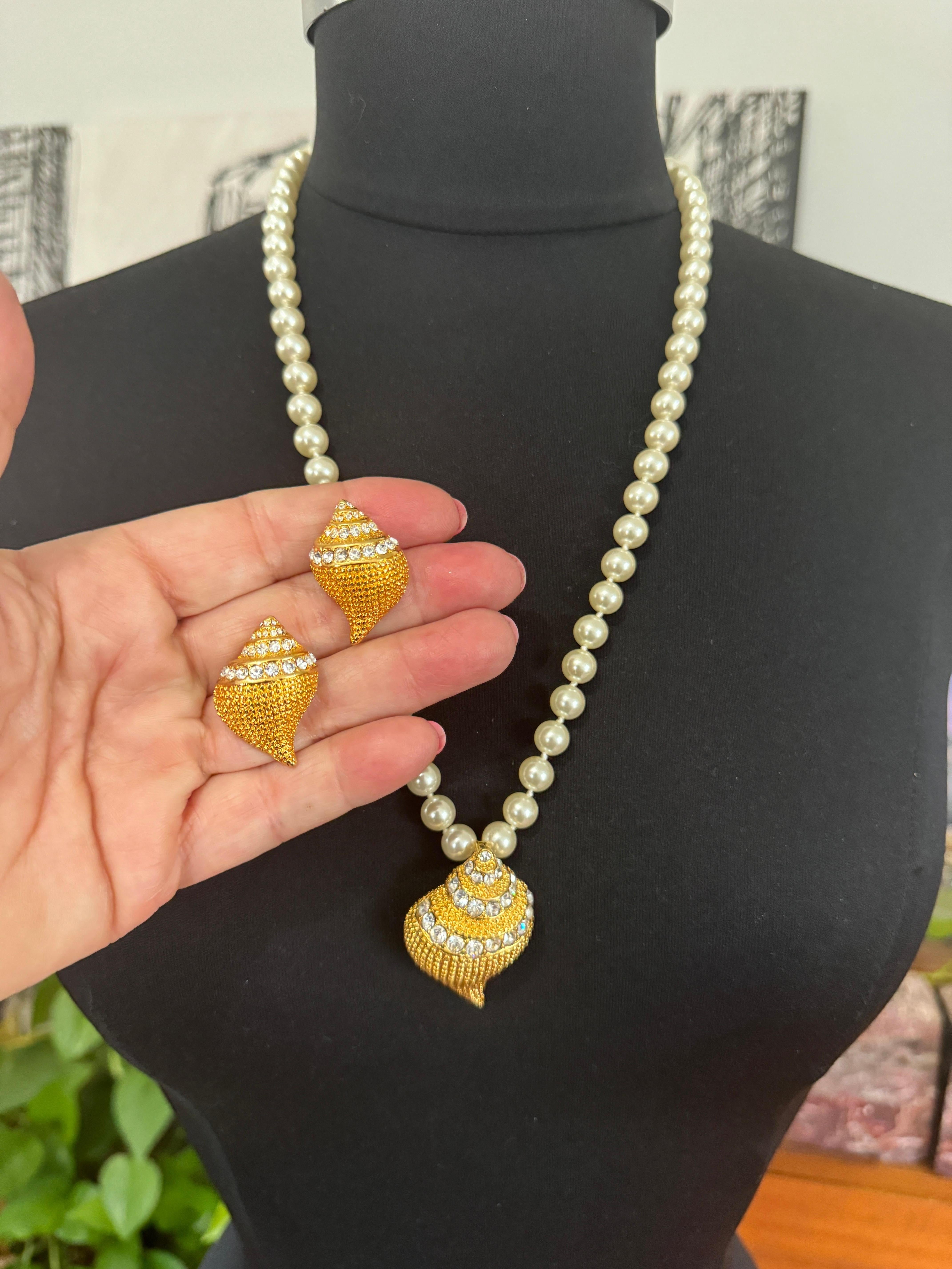 Kenneth Jay Lane Set de Broche y Pendientes Concha de Cristal KJL en venta 7