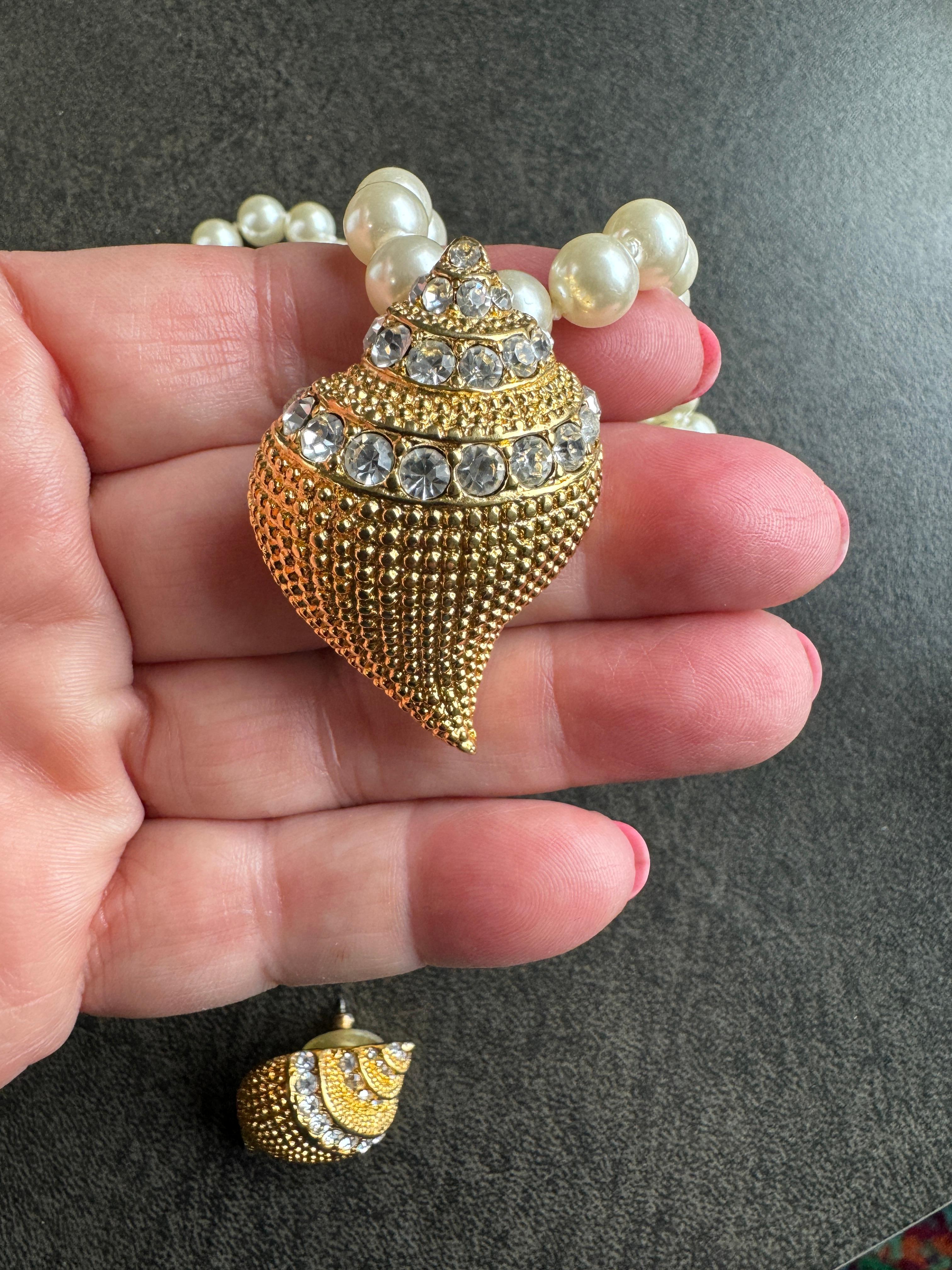 Kenneth Jay Lane Set de Broche y Pendientes Concha de Cristal KJL en venta 3