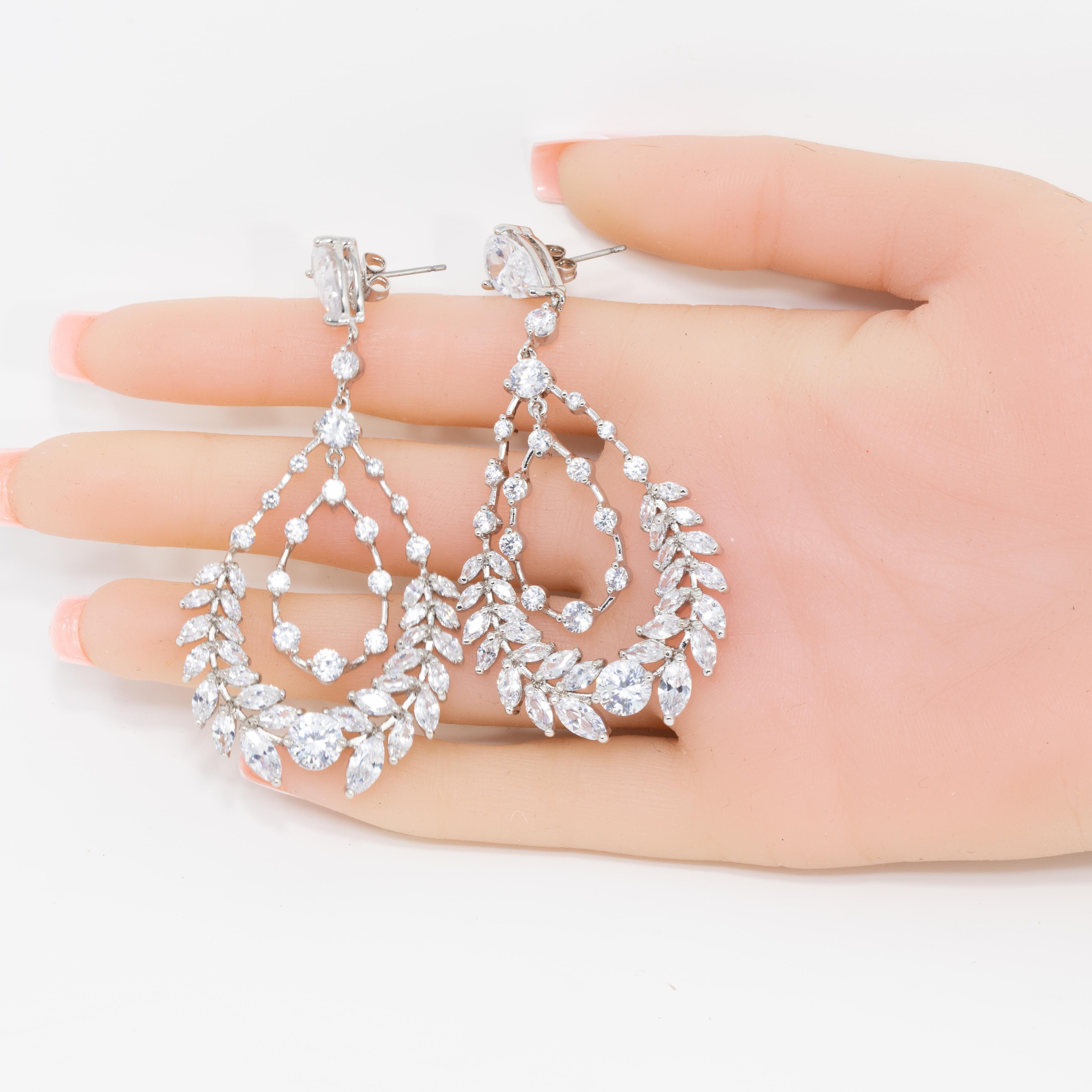 Donna Kenneth Jay Lane Cubiz Zirconia Laurel Dramatic Dangle Orecchini doppi, KJL in vendita