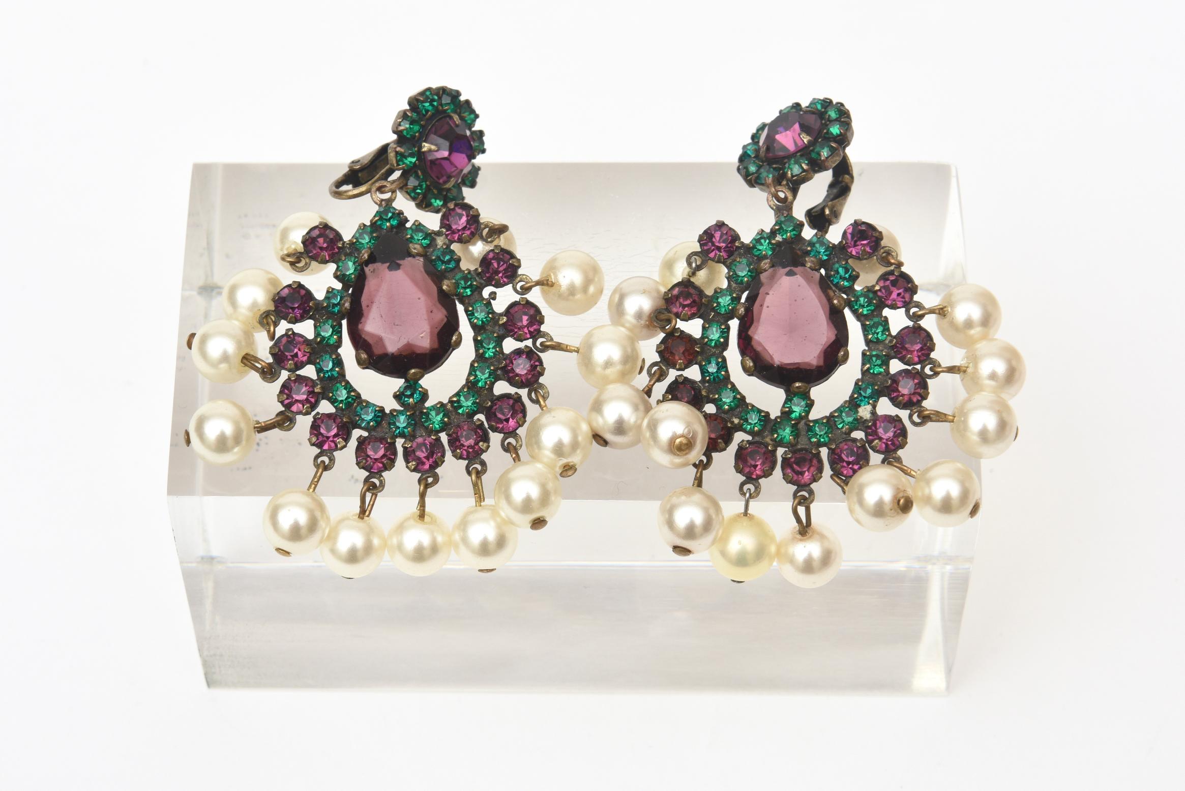 Cette paire de boucles d'oreilles chandelier vintage Kenneth Jay Lane des années 1960 en strass, métal doré et fausses perles est très spectaculaire. Ils sont signés KJL. Ils sont parfaits pour les tenues décontractées, les tenues de soirée et les