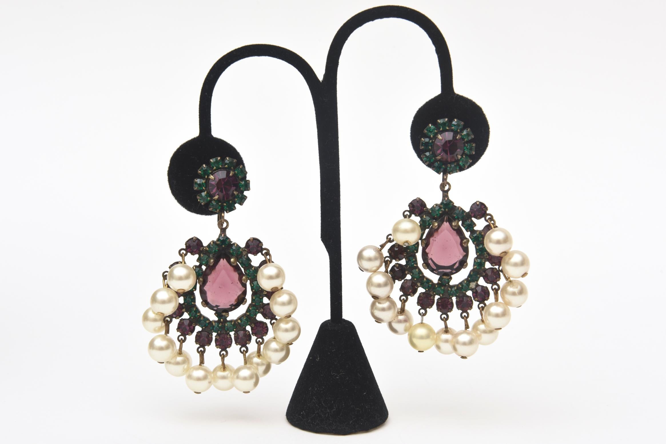 Moderne Boucles d'oreilles à clip vintage Kenneth Jay Lane avec perles vertes et violettes  en vente