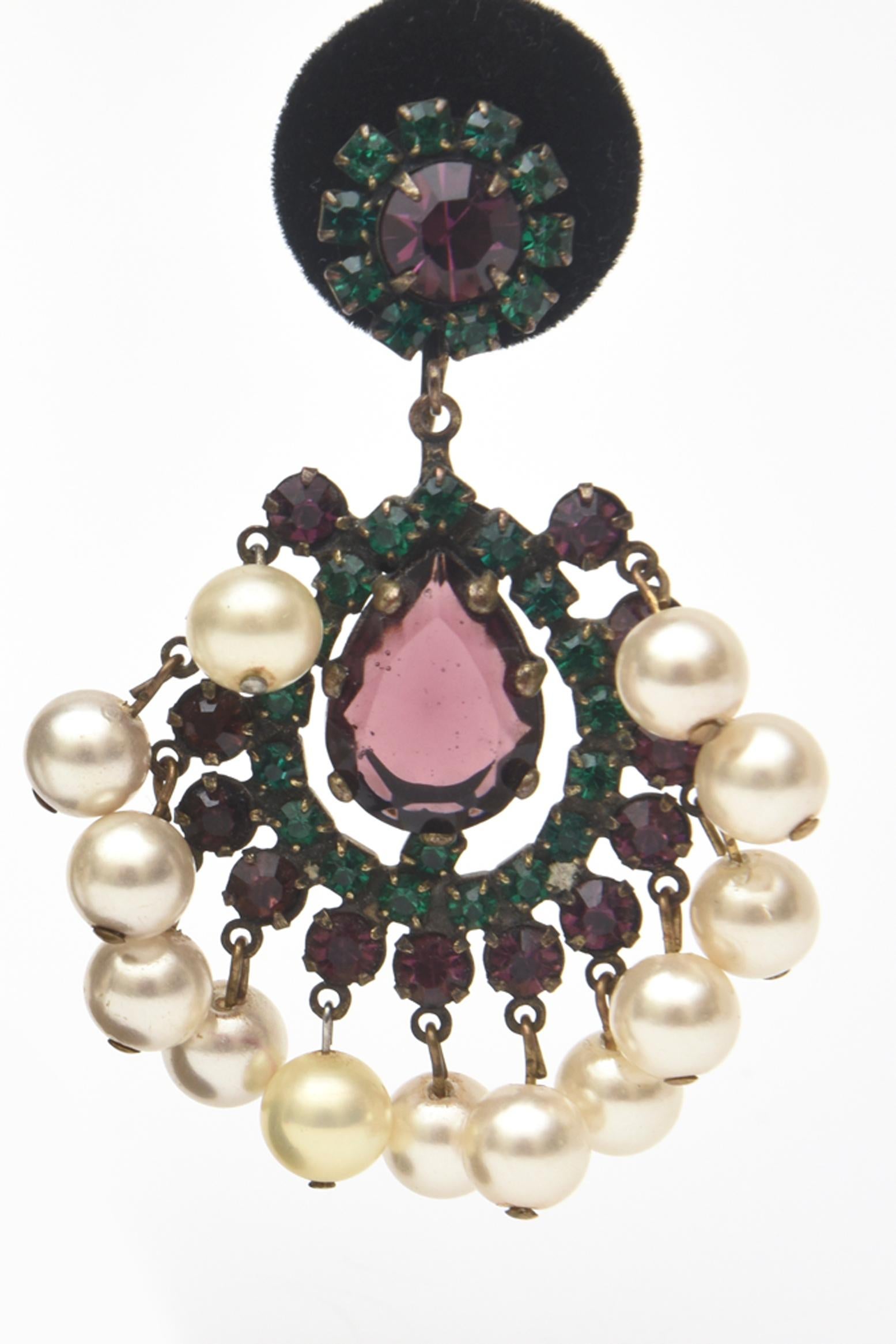 Boucles d'oreilles à clip vintage Kenneth Jay Lane avec perles vertes et violettes  Bon état - En vente à North Miami, FL