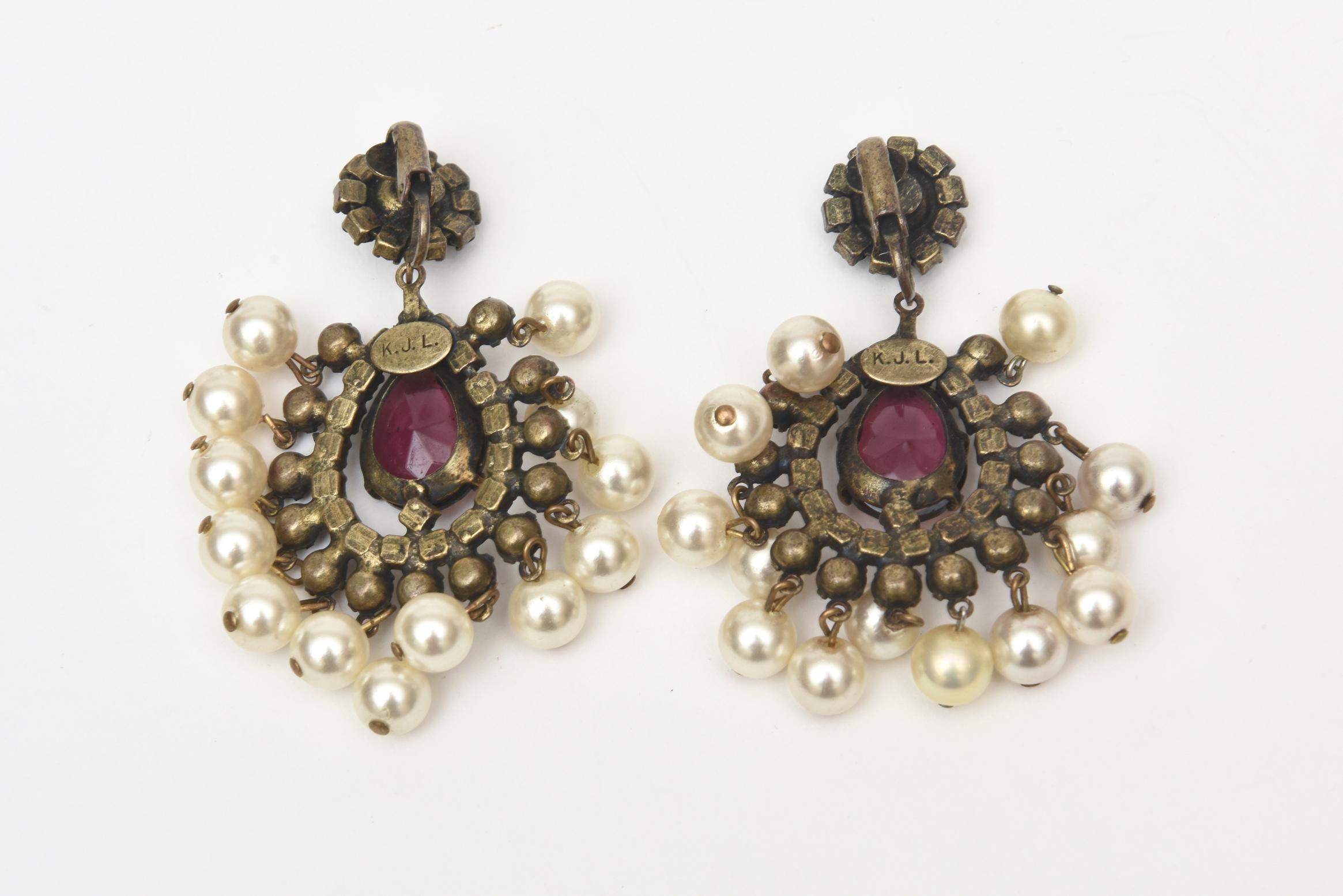 Boucles d'oreilles à clip vintage Kenneth Jay Lane avec perles vertes et violettes  Pour femmes en vente