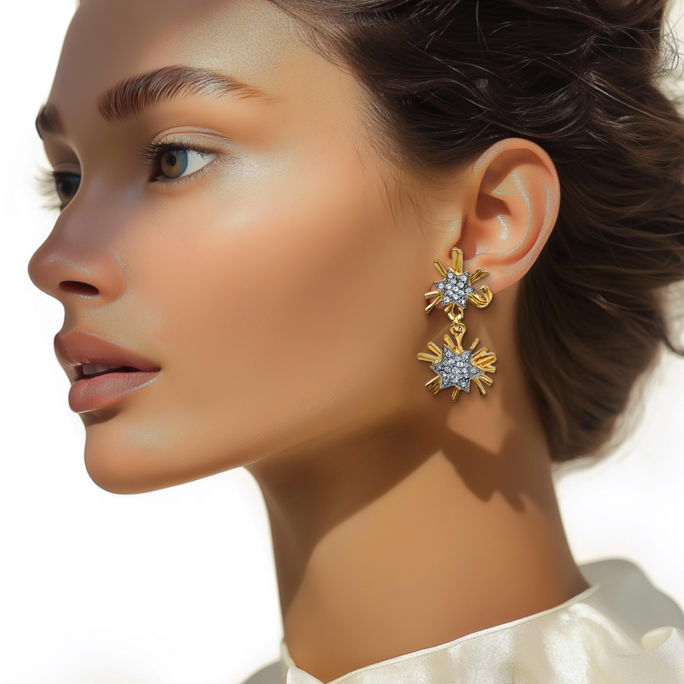 Orecchini a goccia a doppio raggio di Swarovski in metallo misto placcato oro 18 carati di Kenneth Jay Lane del 2012. Gioielli di lusso di design Made in USA.

Questi straordinari orecchini Kenneth Jay Lane presentano un sofisticato design a doppia