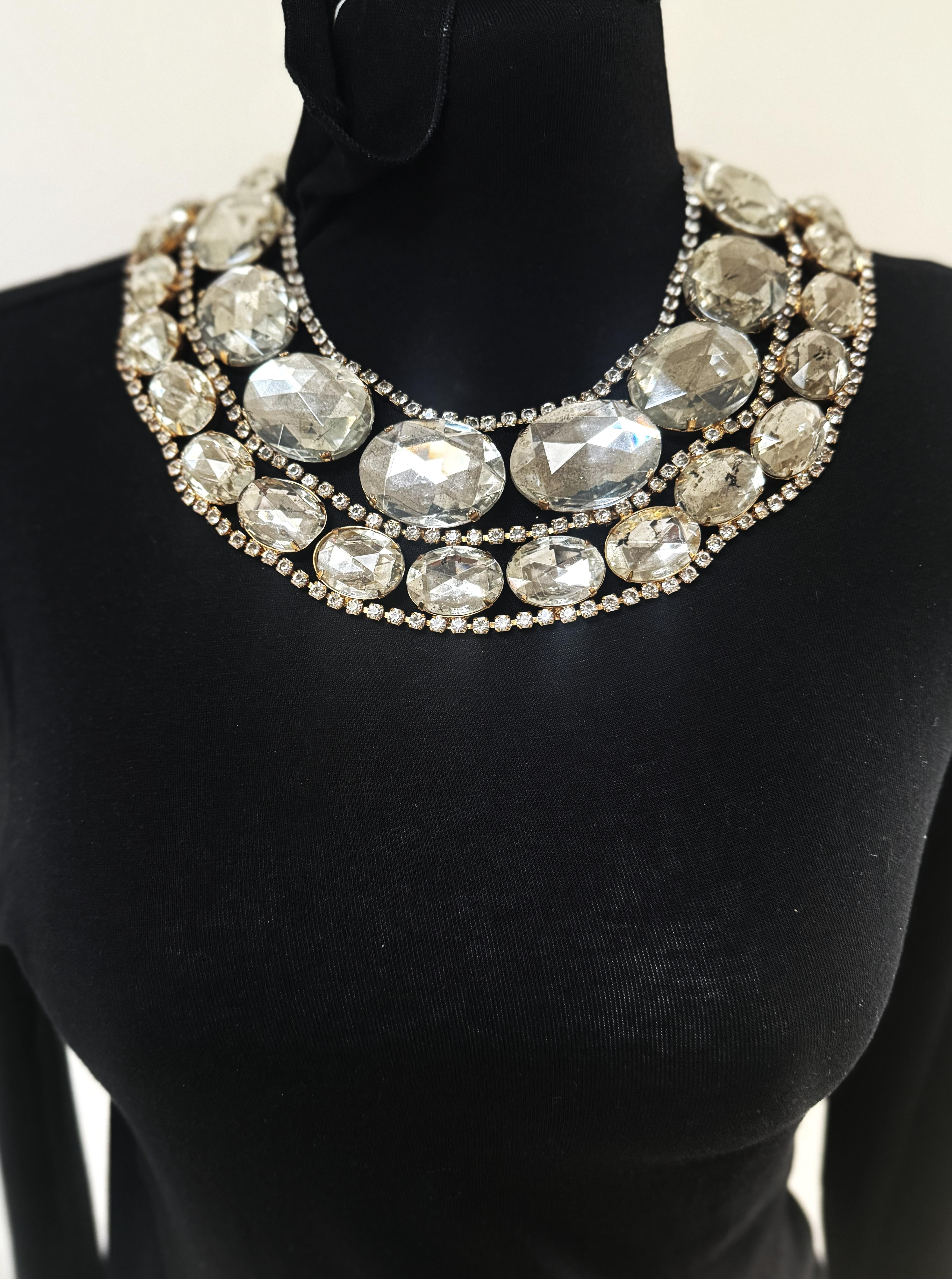 Magnifico collier a due file molto precoce di Kenneth Jay Lane USA.

Dimensioni: 
Lunghezza rotonda esterna 58 cm - lunghezza interna 40 cm con 8 cm di estensione
Larghezza  8 cm 

Circa: 
- KHL originale firmato K.J.L. early signatur 
- 1  fila di