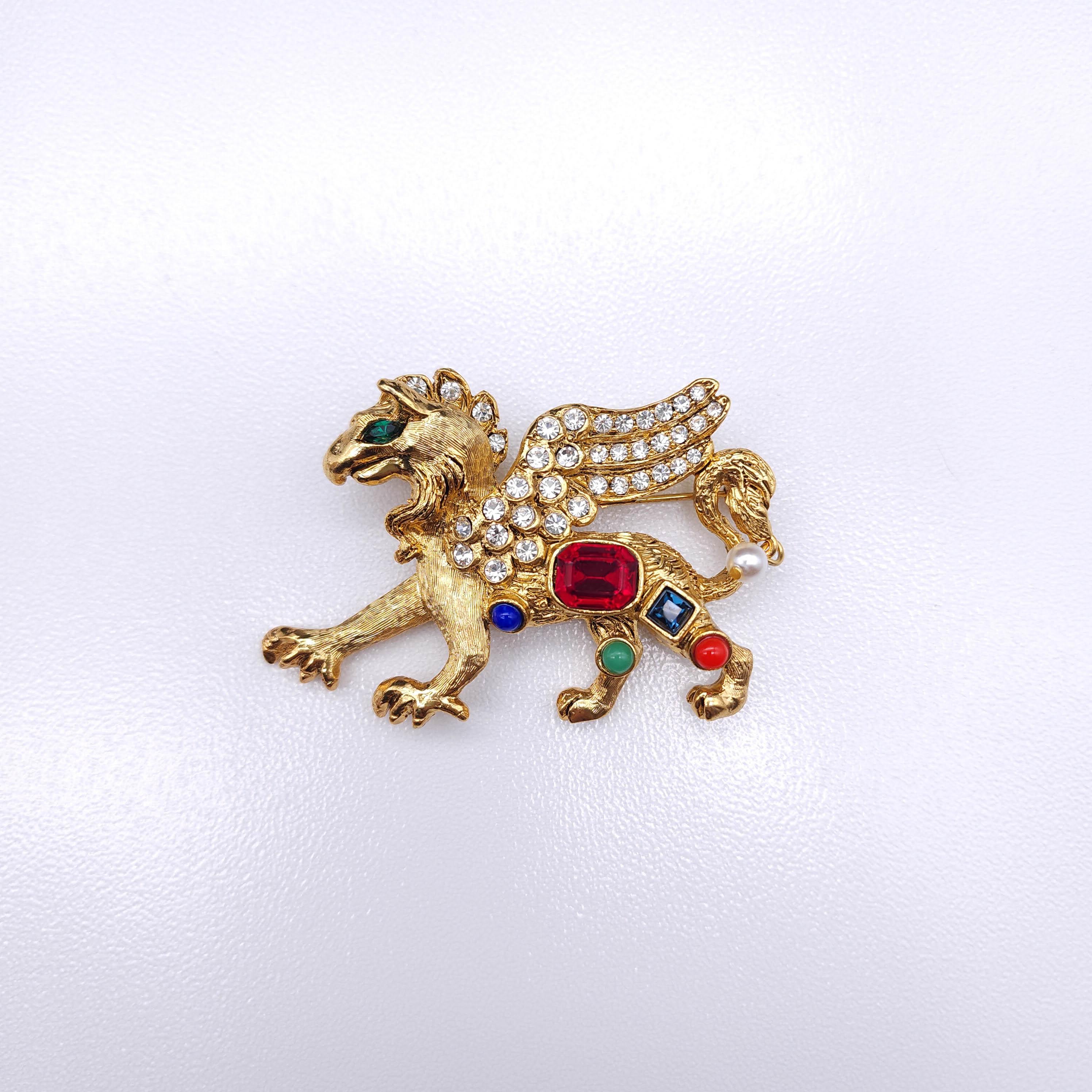 Erhöhen Sie Ihre Accessoire-Kollektion mit dieser exquisiten Kenneth Jay Lane's Dragon Pin, einem strahlenden Meisterwerk, das mühelos Eleganz und Mystik miteinander verbindet. Diese auffällige Brosche zeigt einen majestätischen Drachen aus