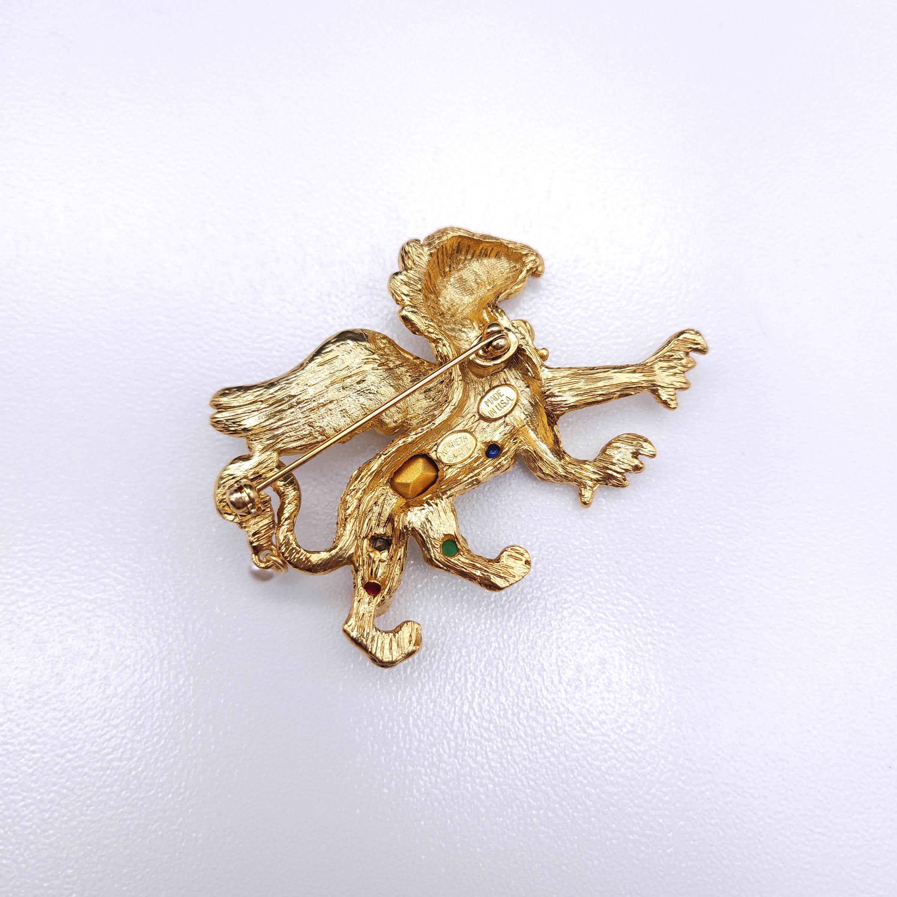 Kenneth Jay Lane Drachen-Anstecknadel in Gold, Kristallen, Rot, Blau Cabochons, Kunstperlen (Zeitgenössisch) im Angebot