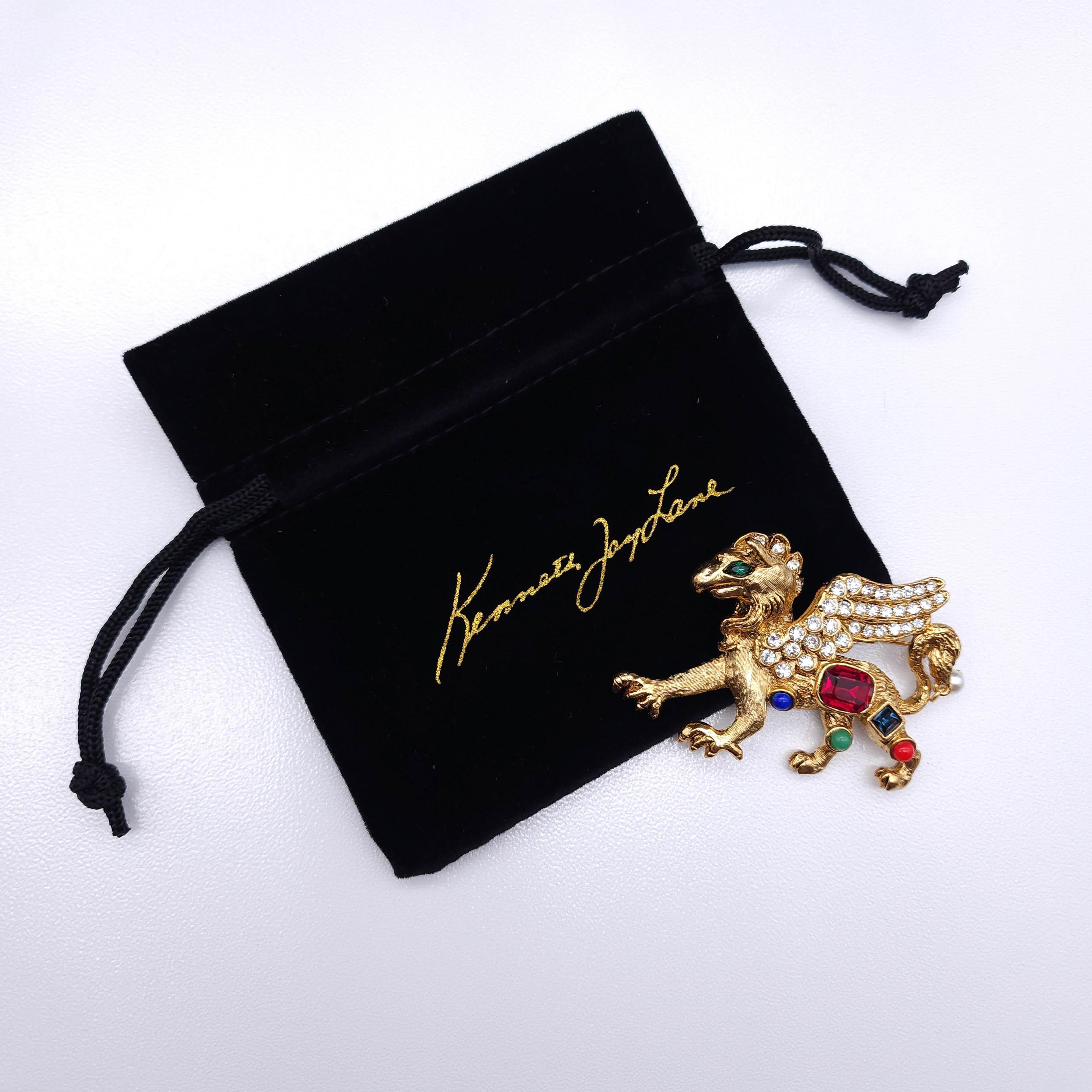 Kenneth Jay Lane Drachen-Anstecknadel in Gold, Kristallen, Rot, Blau Cabochons, Kunstperlen im Zustand „Neu“ im Angebot in Milford, DE