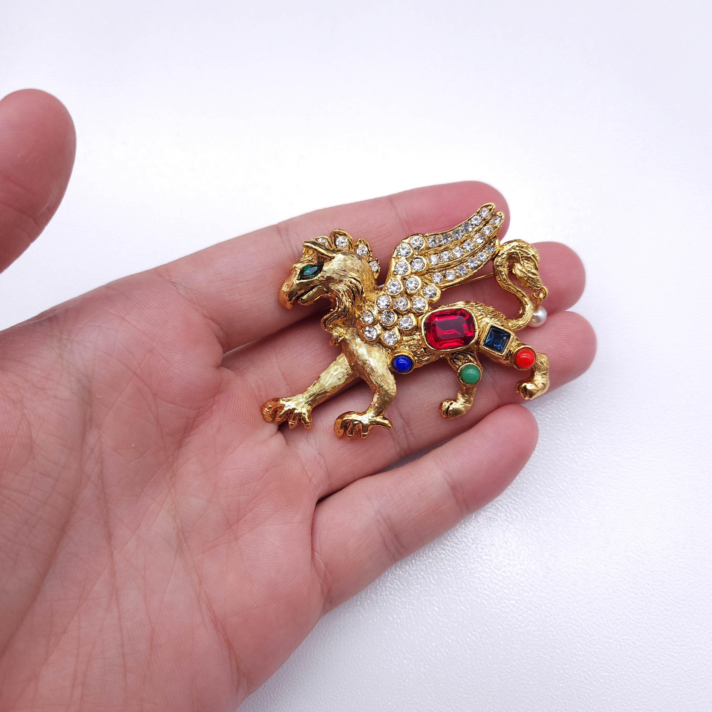 Kenneth Jay Lane Drachen-Anstecknadel in Gold, Kristallen, Rot, Blau Cabochons, Kunstperlen für Damen oder Herren im Angebot