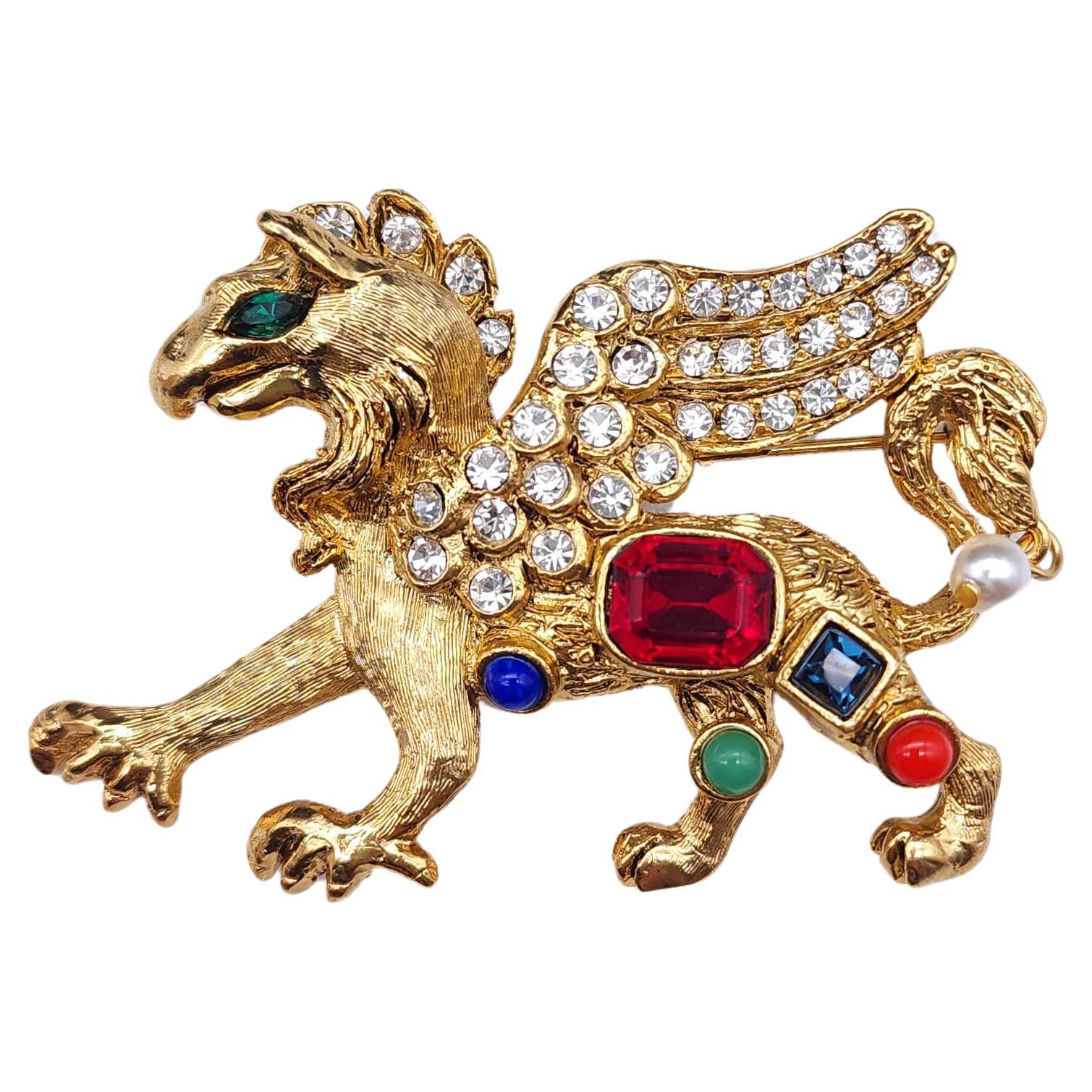Kenneth Jay Lane Drachen-Anstecknadel in Gold, Kristallen, Rot, Blau Cabochons, Kunstperlen im Angebot