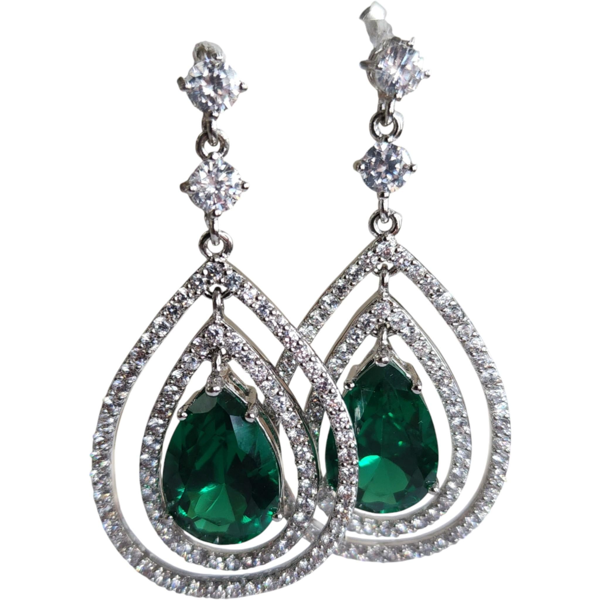 Kenneth Jay Lane - Boucles d
oreilles en forme de goutte avec zircon cubique et cristal vert émeraude en vente