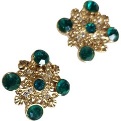 Kenneth Jay Lane Smaragdgrüne Ohrringe aus vergoldetem Glas und Kristall mit Clipverschluss