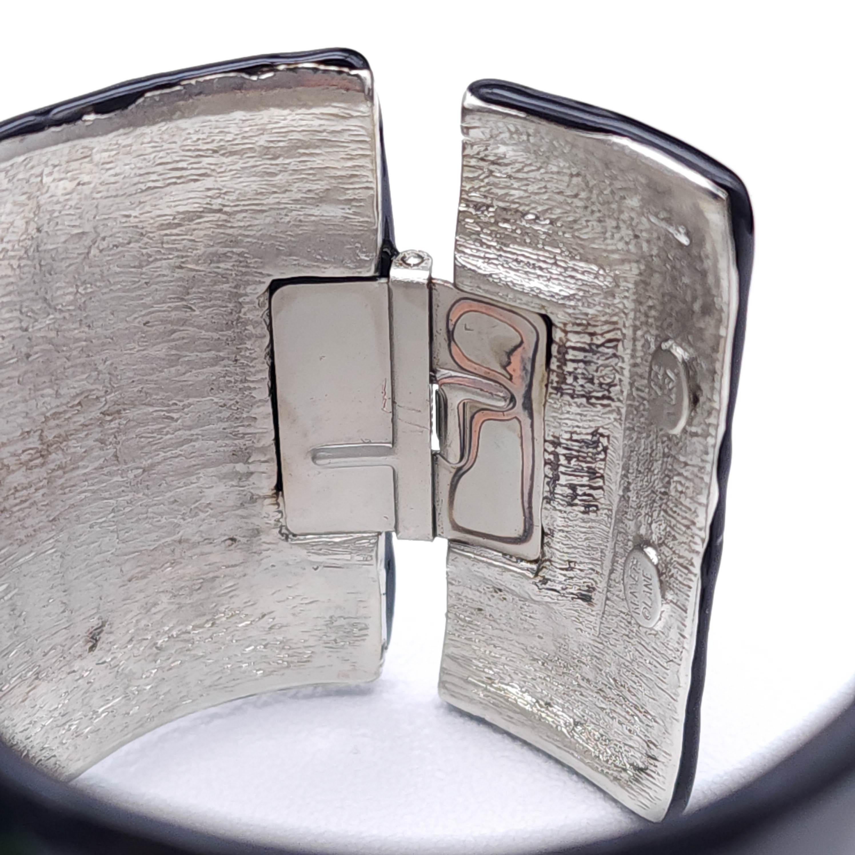 Taille ronde Kenneth Jay Lane - Bracelet manchette en fausse fleur de jade, cristaux et émail noir, 2 pouces en vente