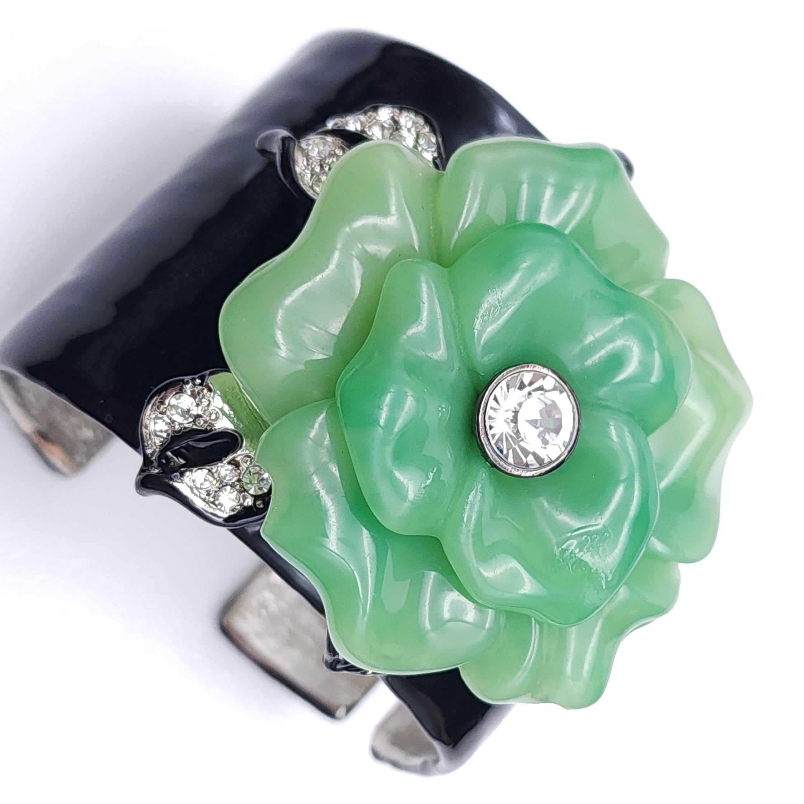 Kenneth Jay Lane - Bracelet manchette en fausse fleur de jade, cristaux et émail noir, 2 pouces Unisexe en vente