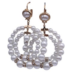 Orecchini a doppio cerchio con perle finte di Kenneth Jay Lane, placcati in oro con strass