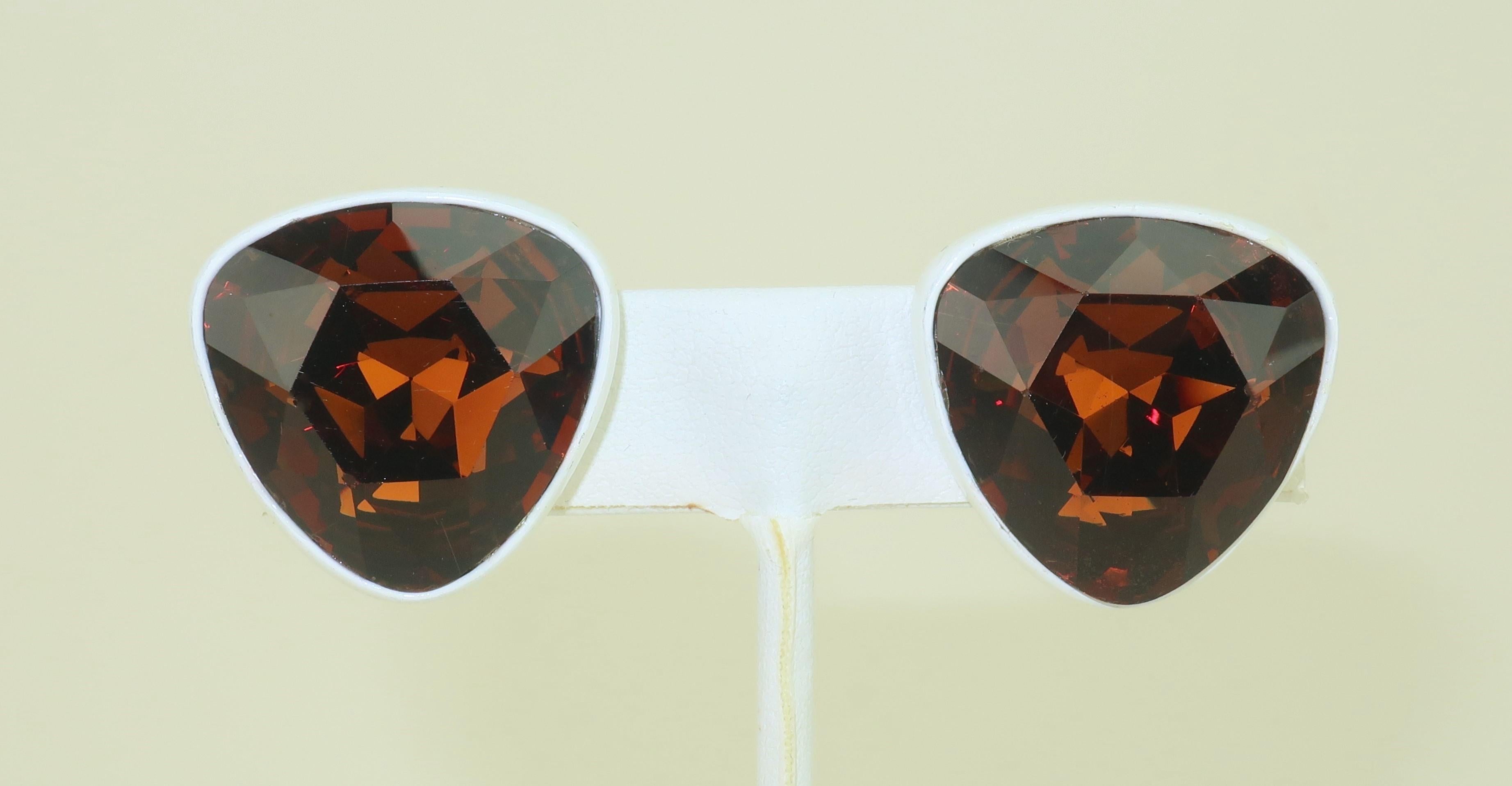 Orecchini a clip Kenneth Jay Lane's del 1970 creati con cristalli sfaccettati incastonati in una base triangolare di smalto bianco.  I ricchi cristalli marroni hanno l'aspetto e lo splendore del topazio fumé.  Perfetto da abbinare ai bianchi